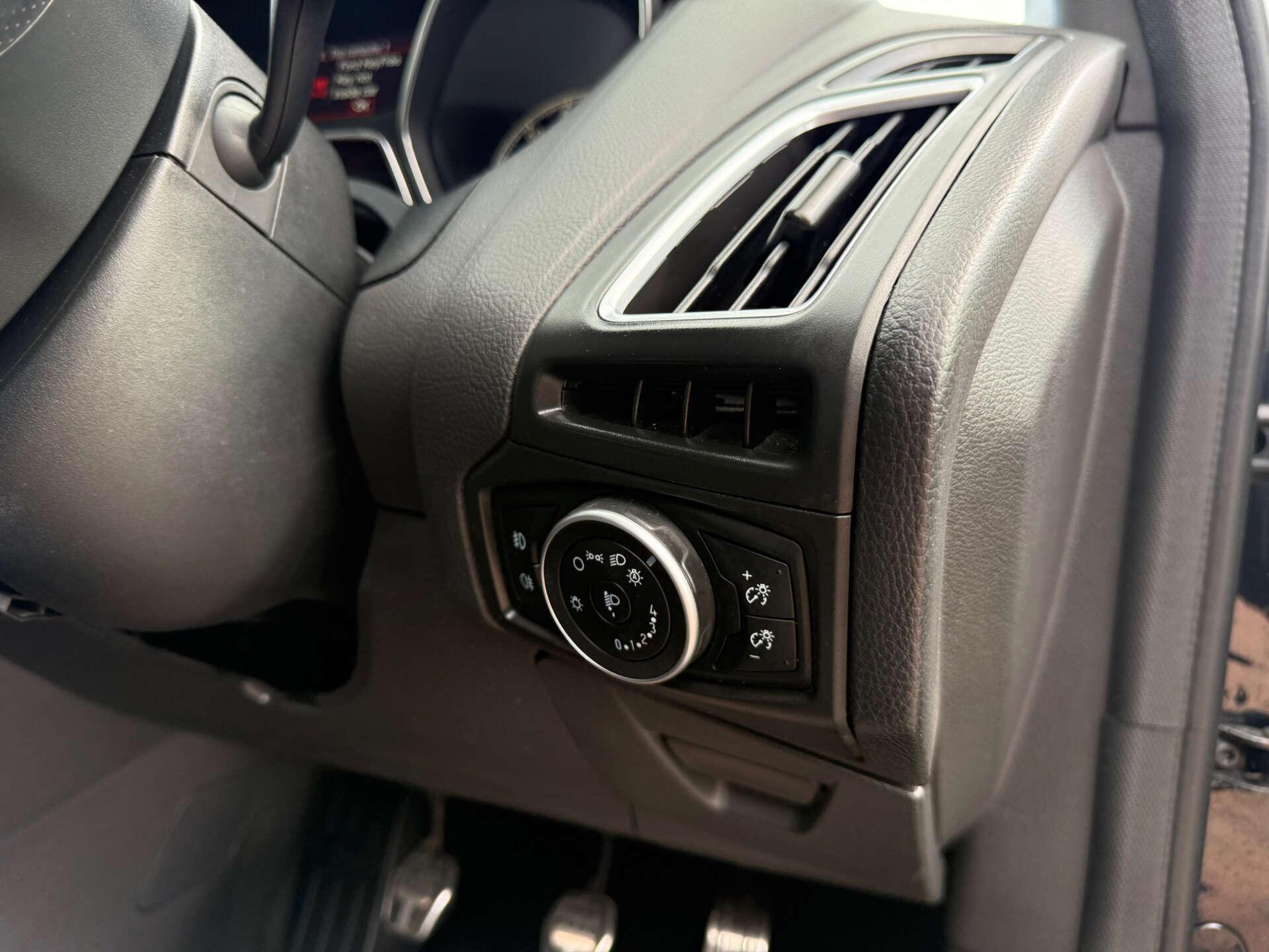 Ford Focus view 32