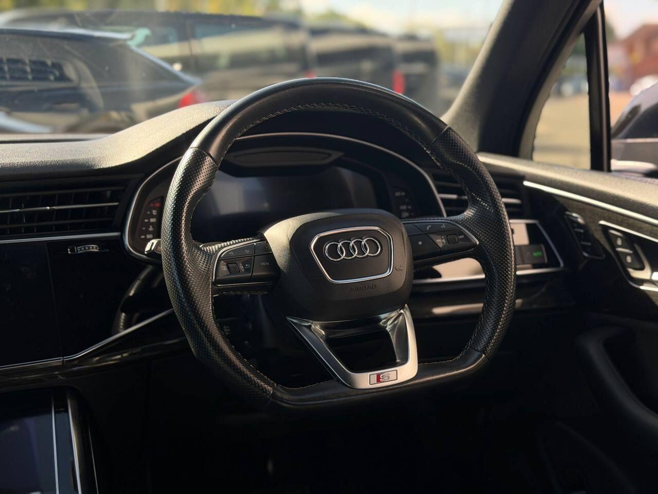 Audi Q7 view 21