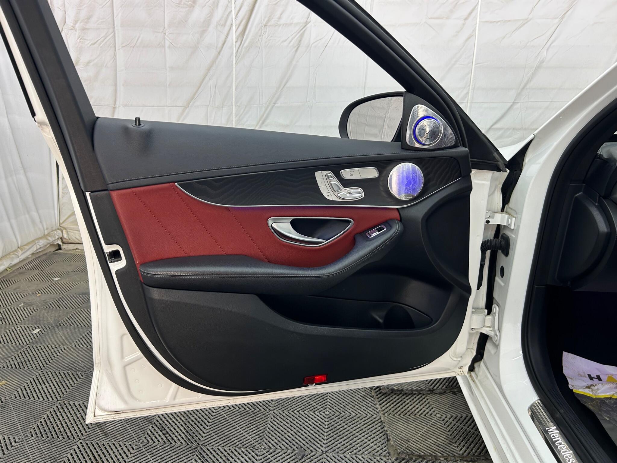 Mercedes-Benz C-Class view 32