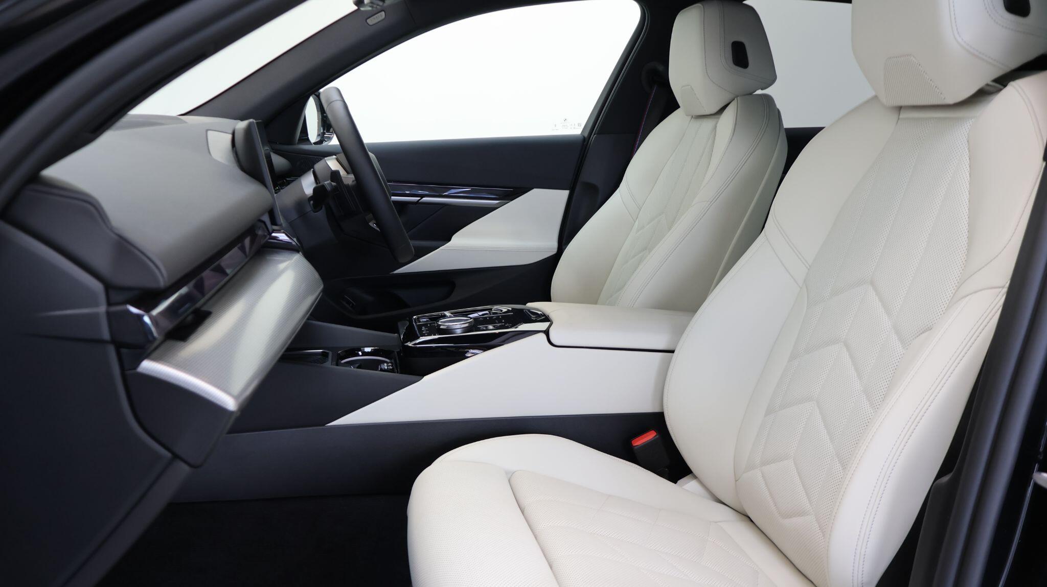 BMW 5 Series view 61