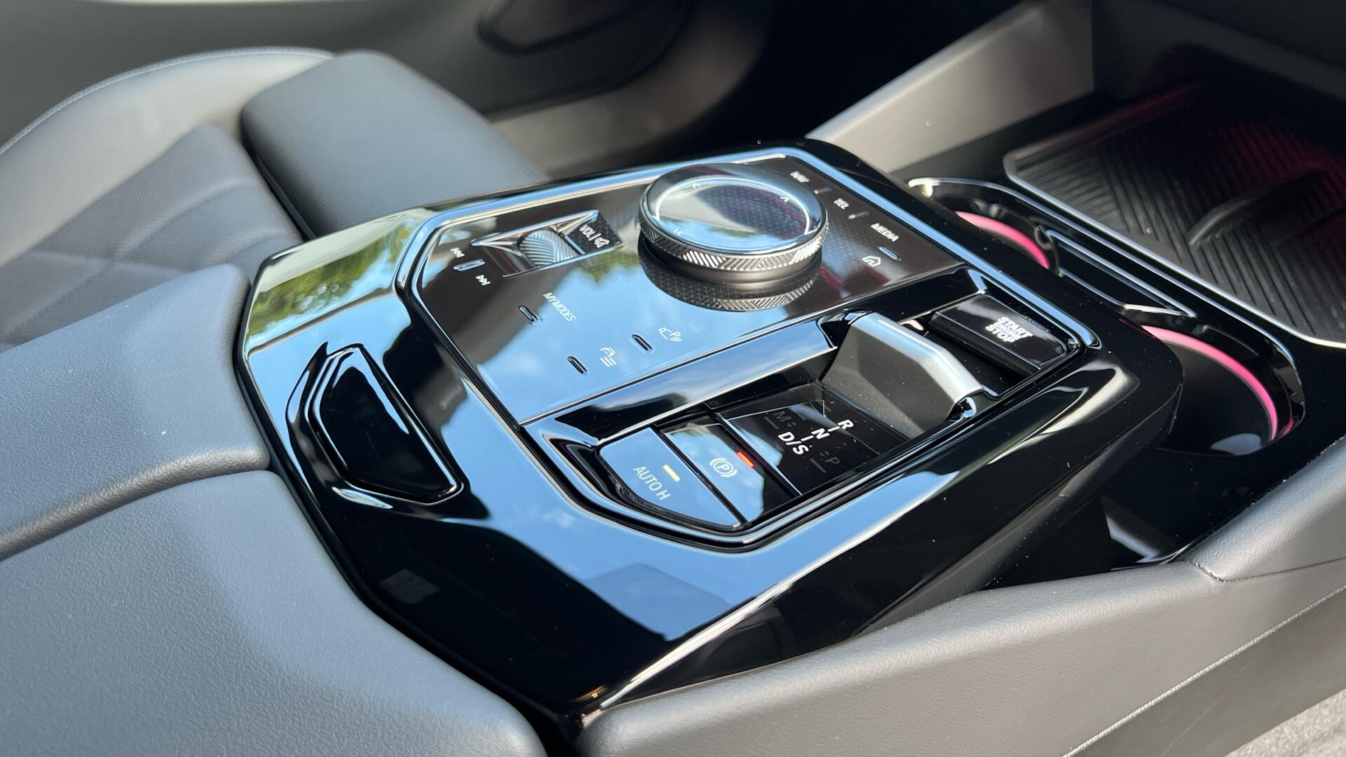 BMW 5 Series view 10