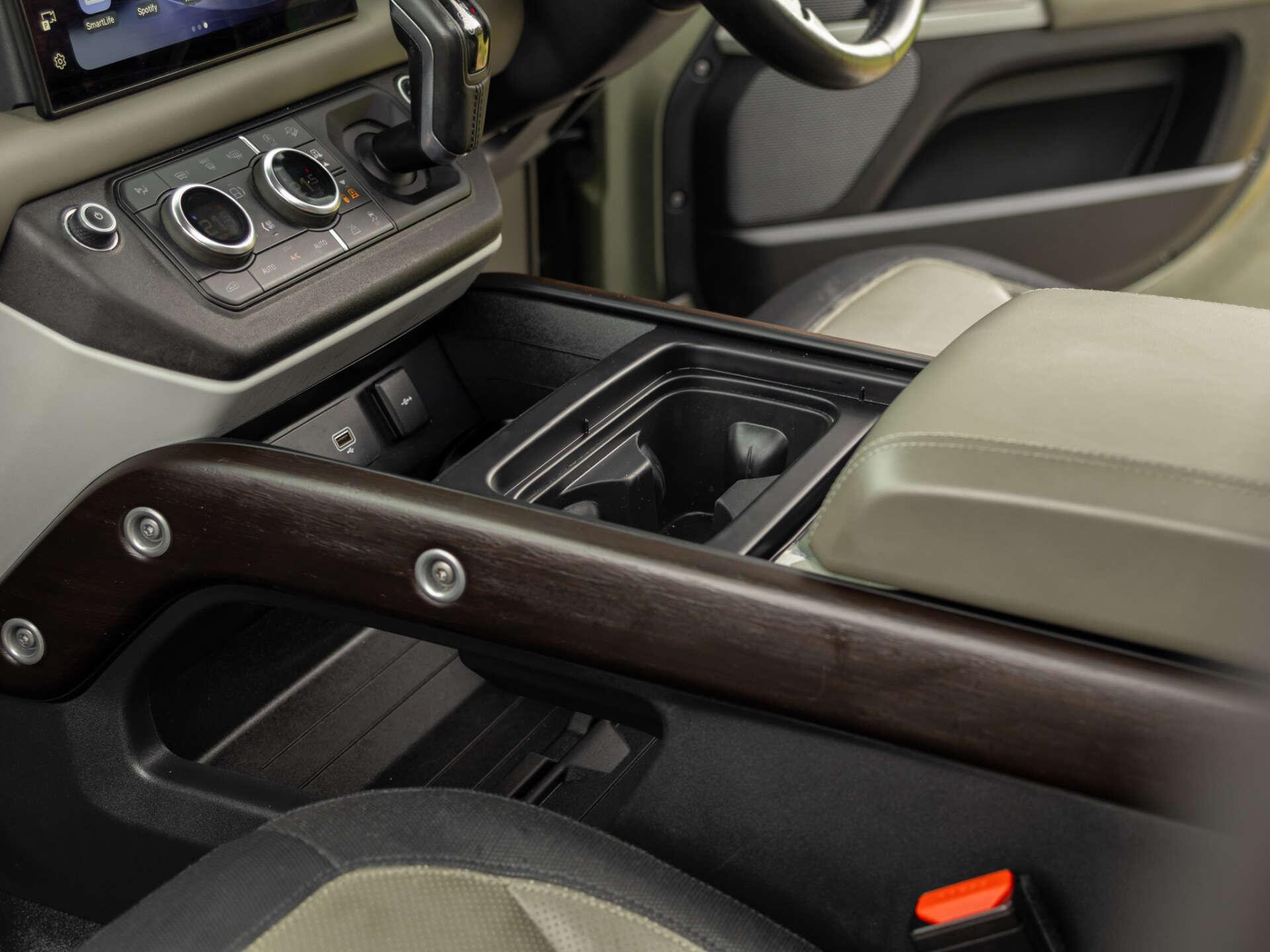 Land Rover Defender view 9