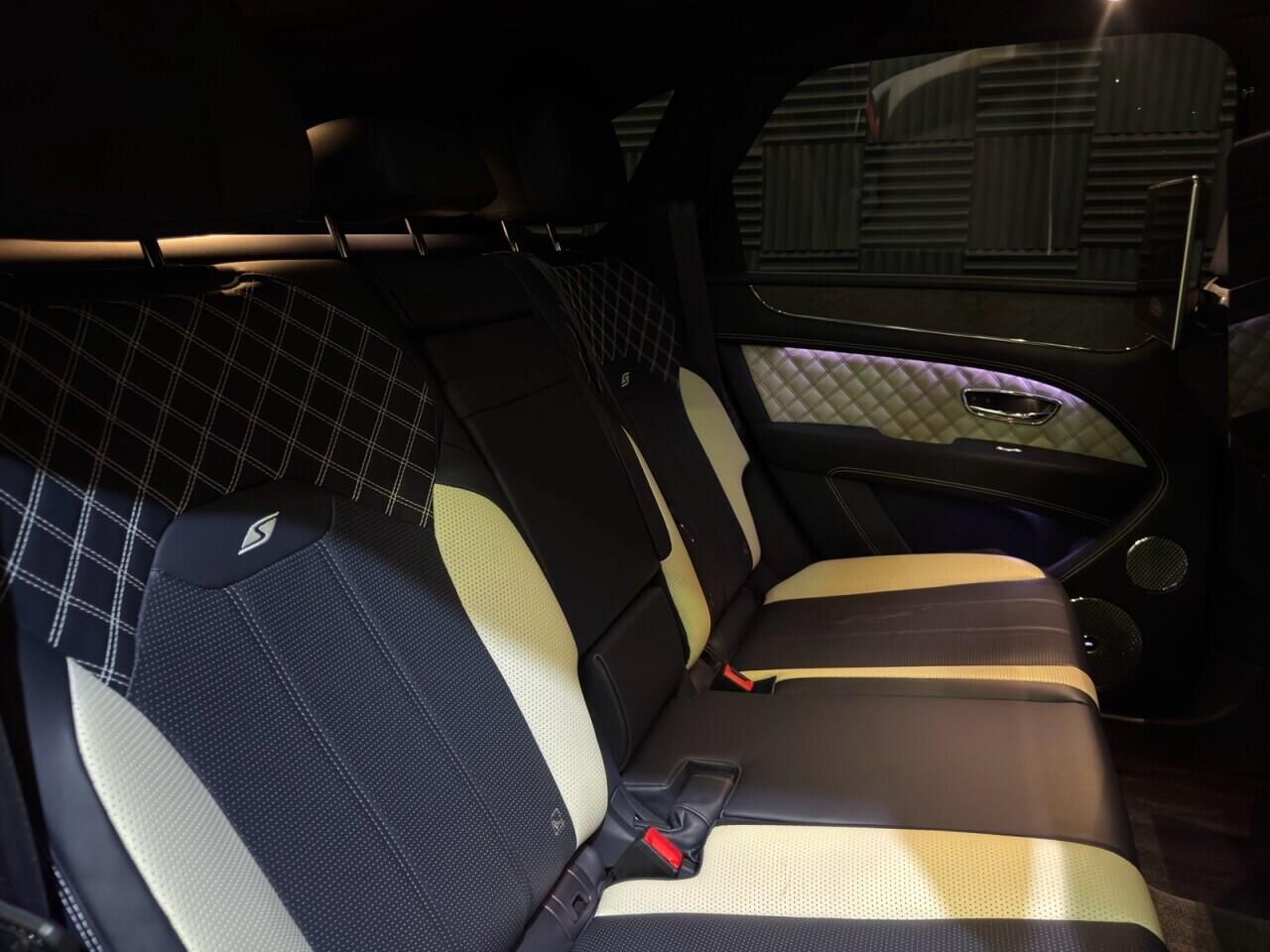 Bentley Bentayga view 18
