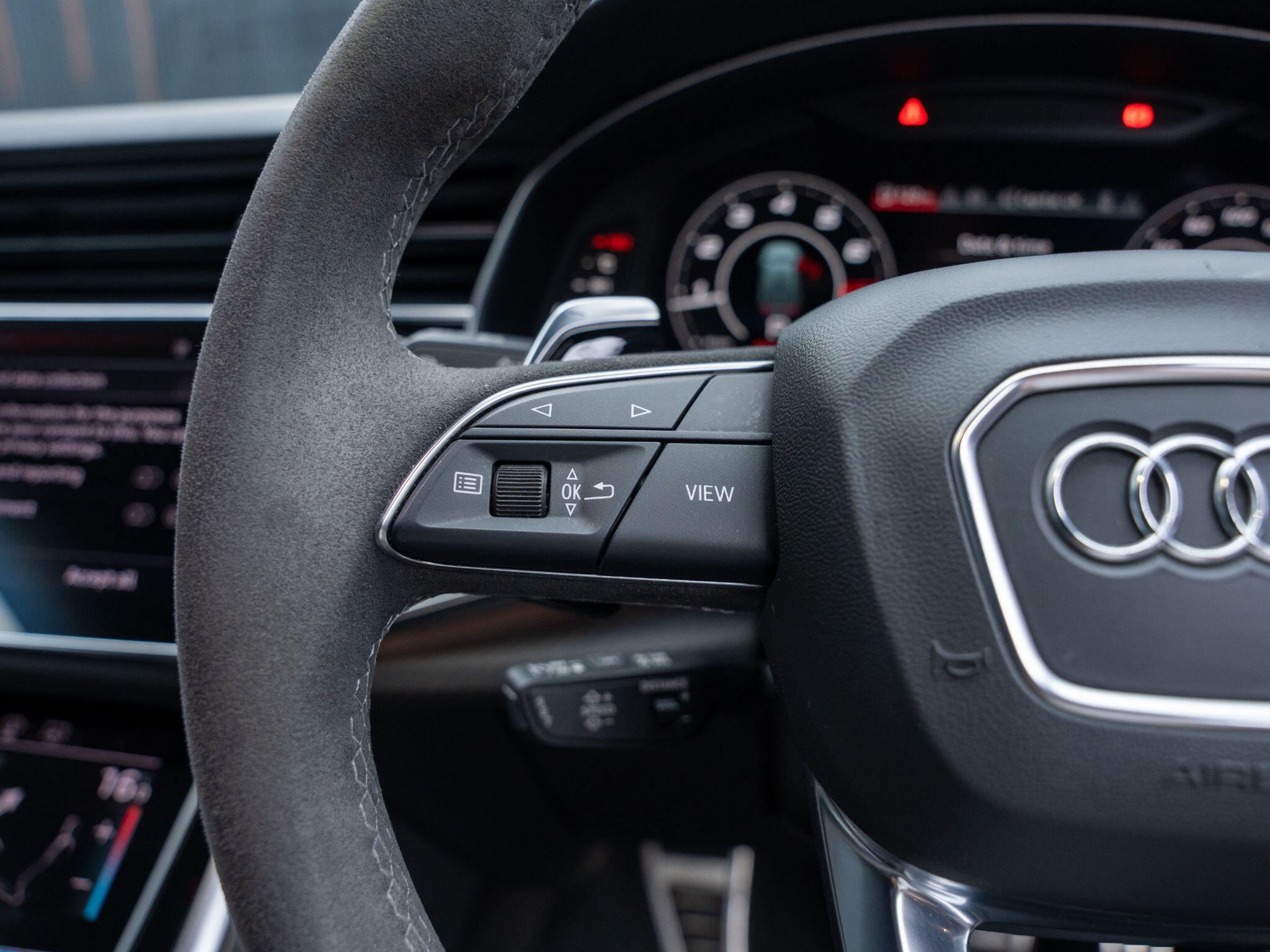 Audi RS Q8 view 18