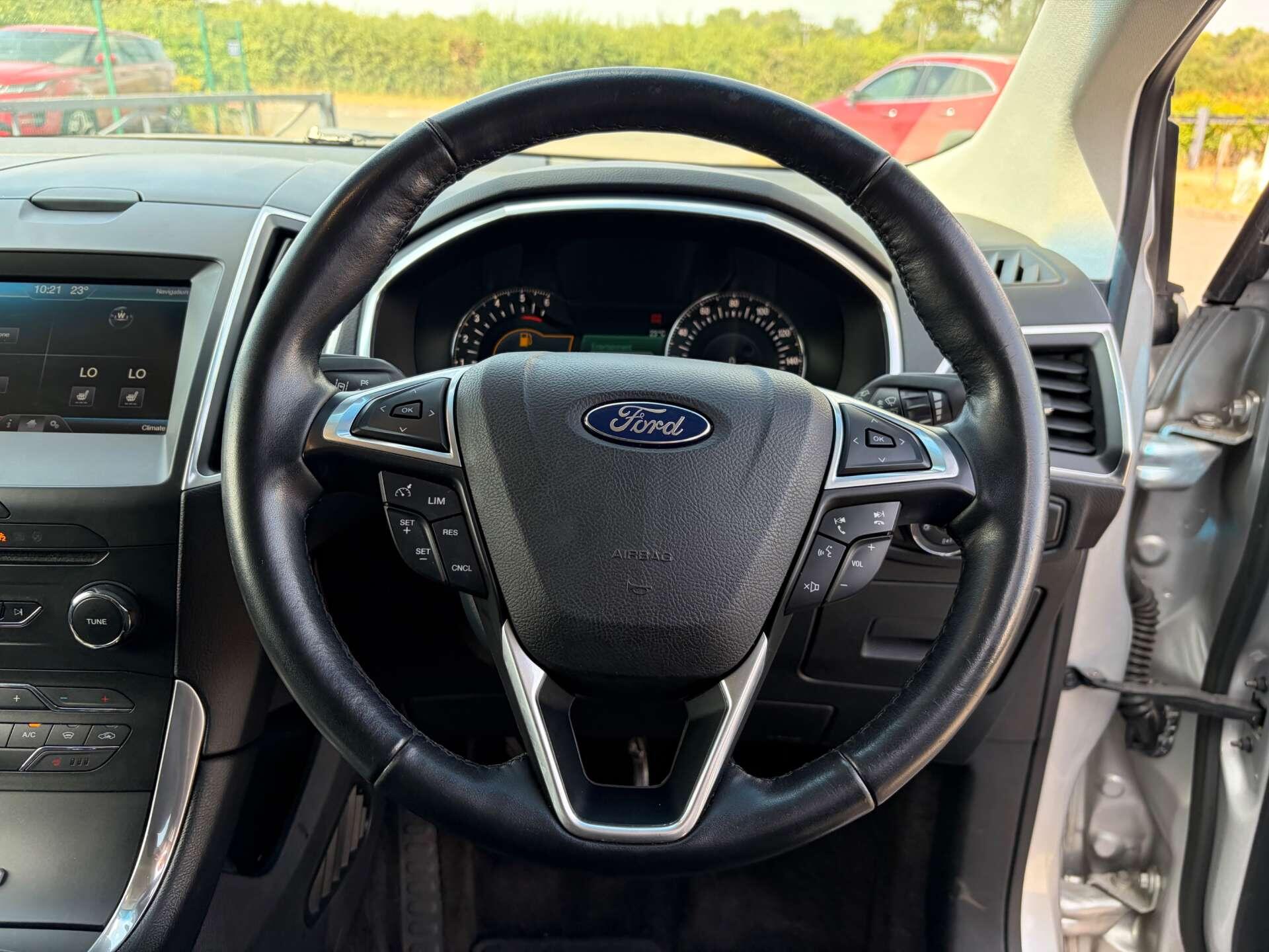 Ford Edge view 38