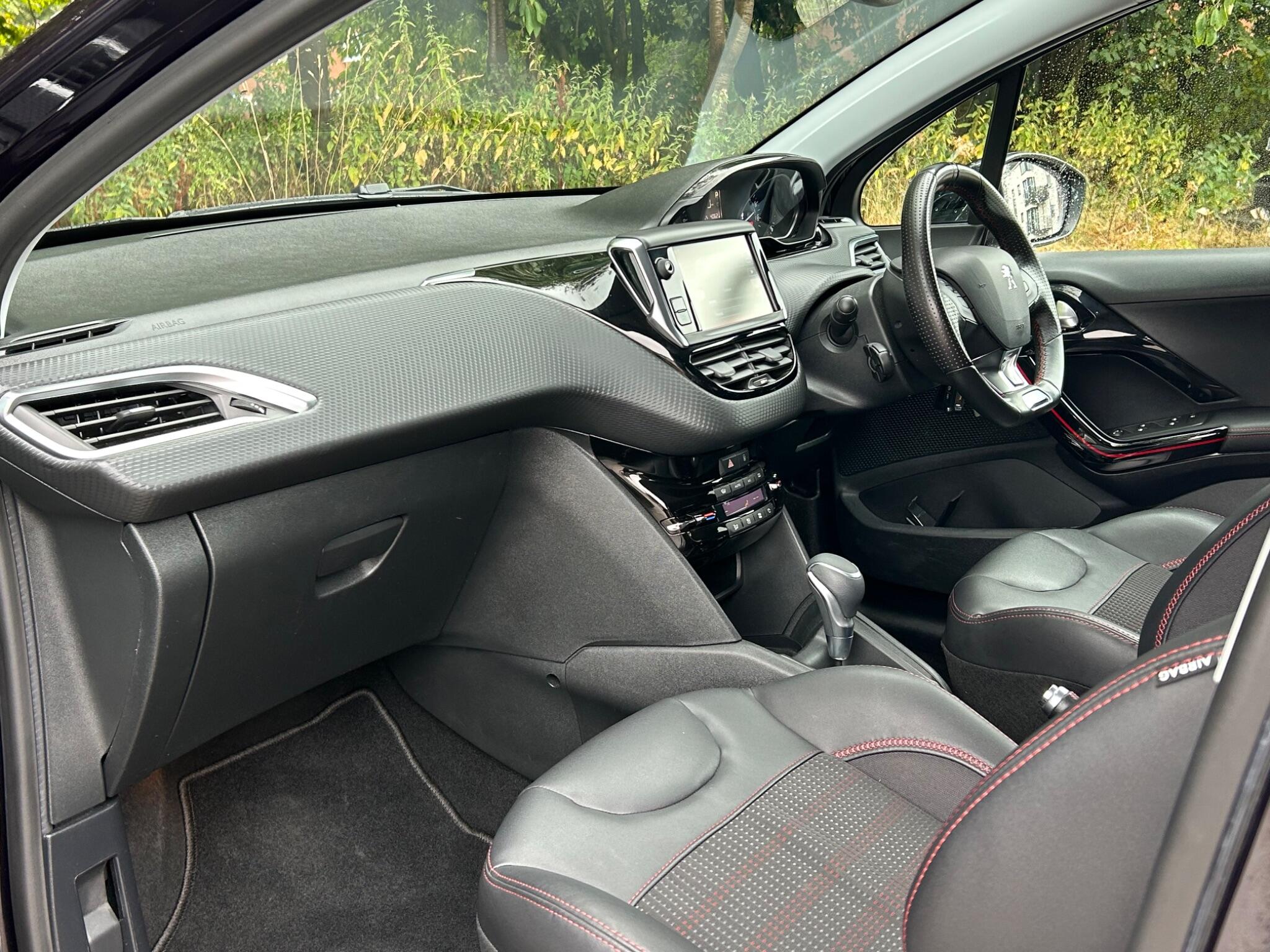Peugeot 208 view 11