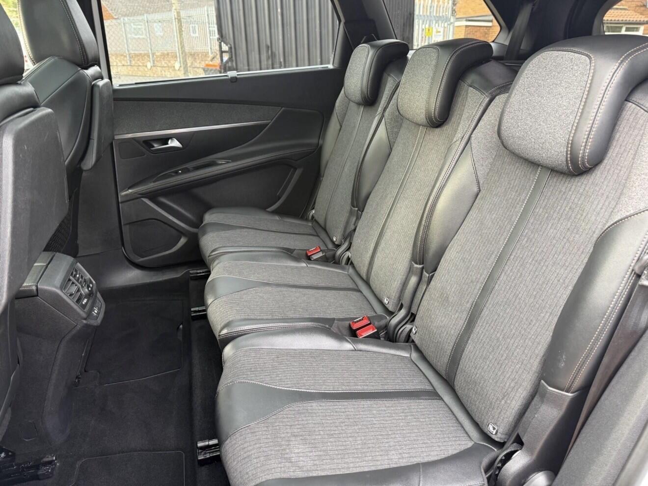 Peugeot 5008 view 11