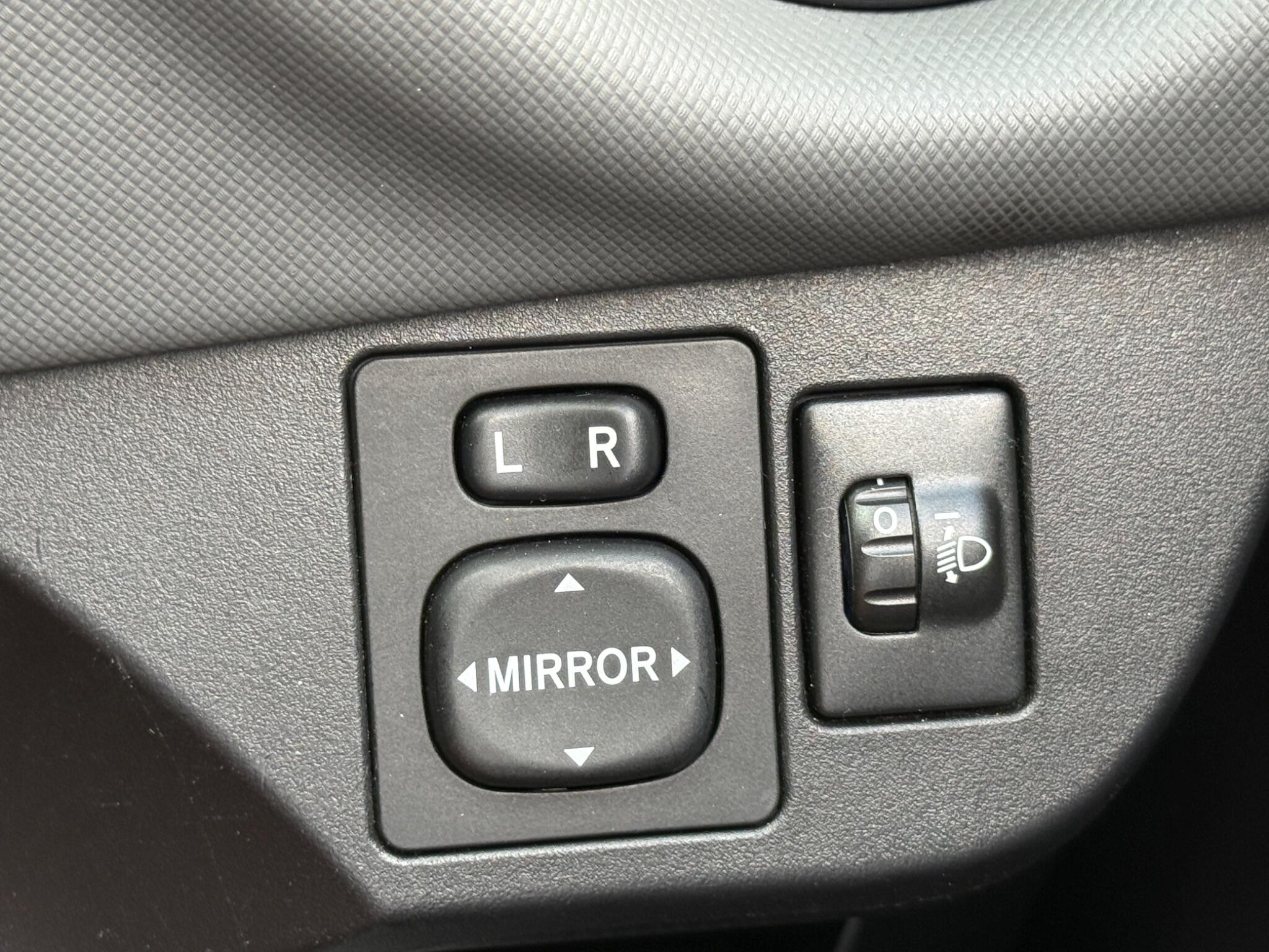 Toyota Yaris - Image 67