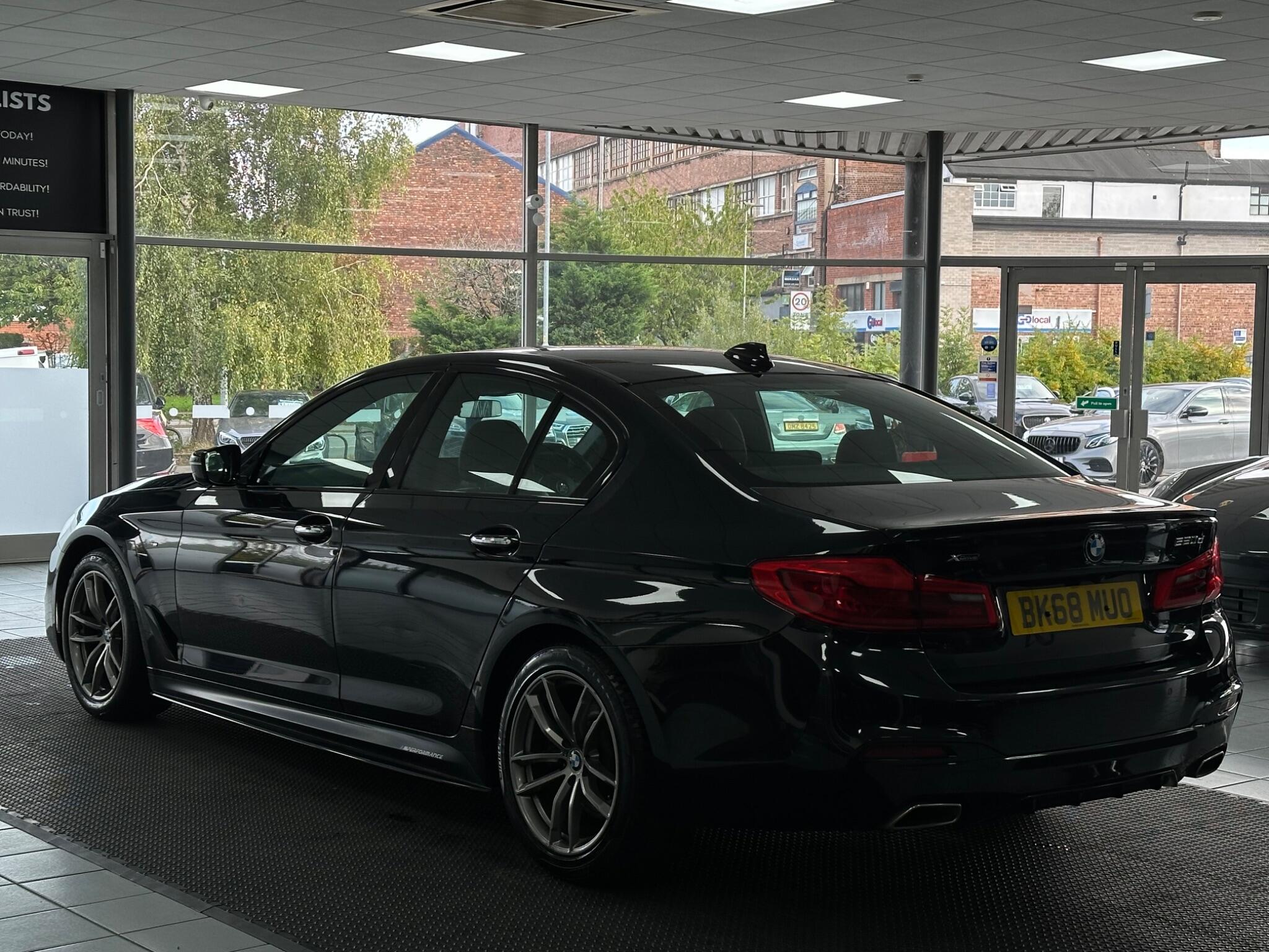 BMW 5 Series view 9