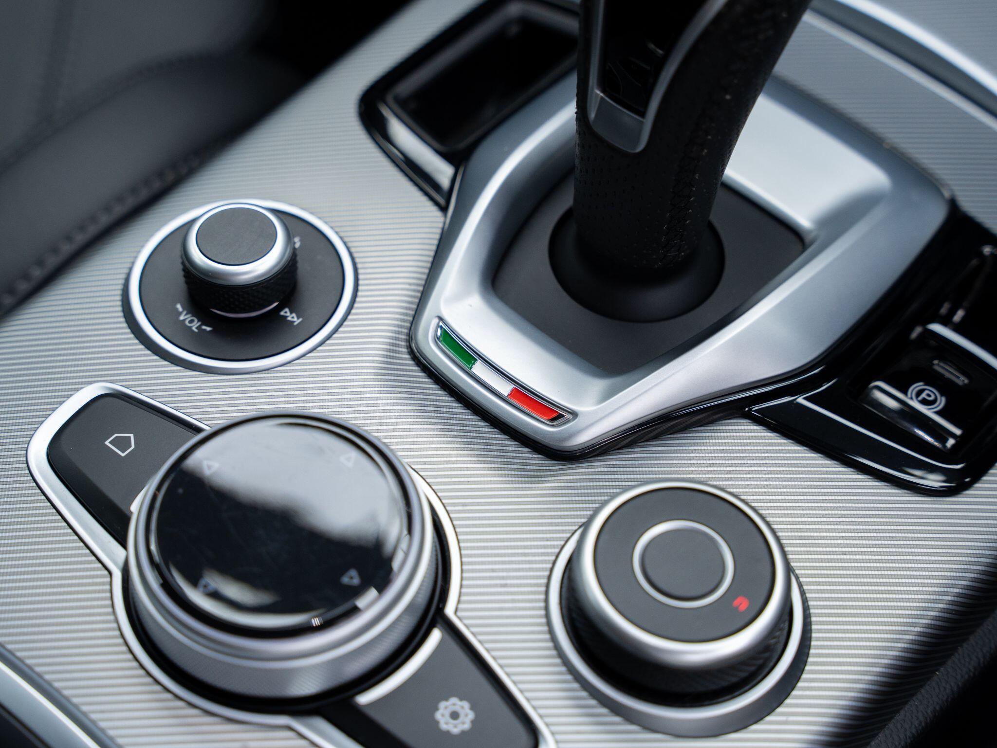 Alfa Romeo Stelvio view 32