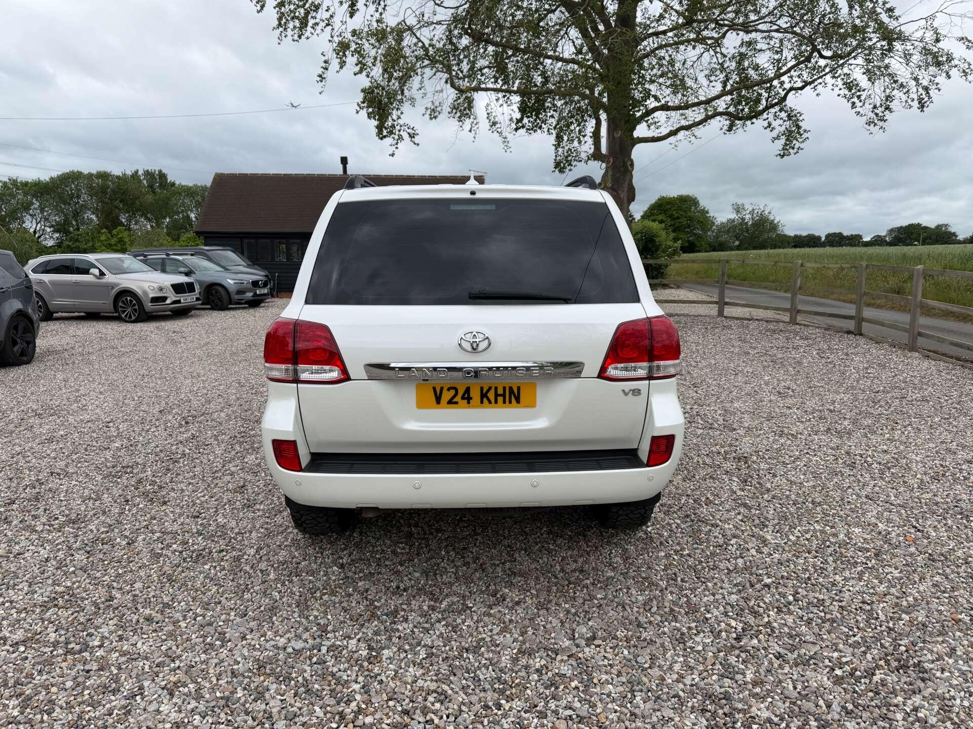 Toyota Land Cruiser view 7
