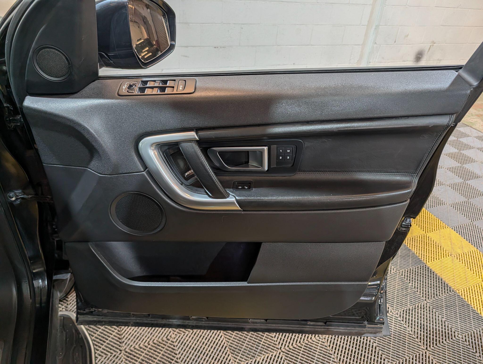 Land Rover Discovery Sport view 44