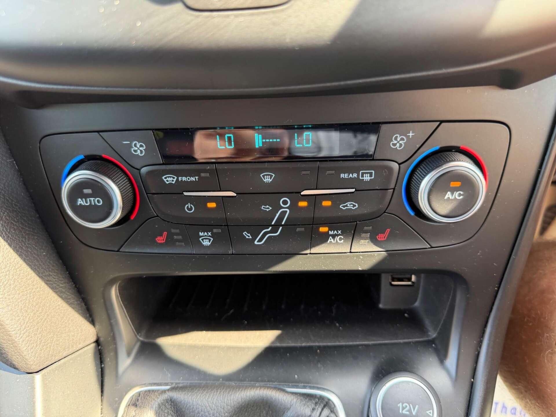 Ford Focus view 12