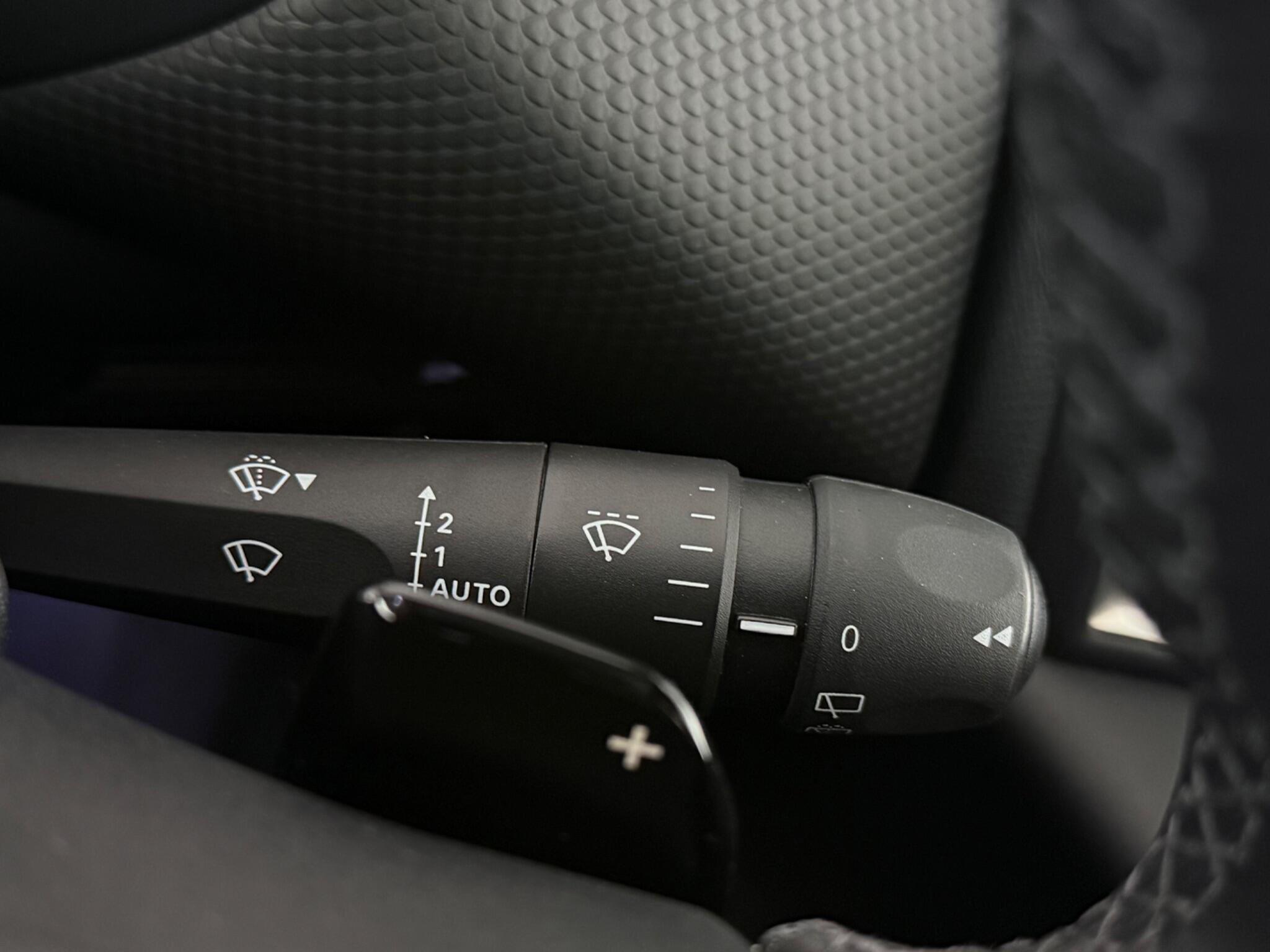 DS Automobiles DS 3 view 18