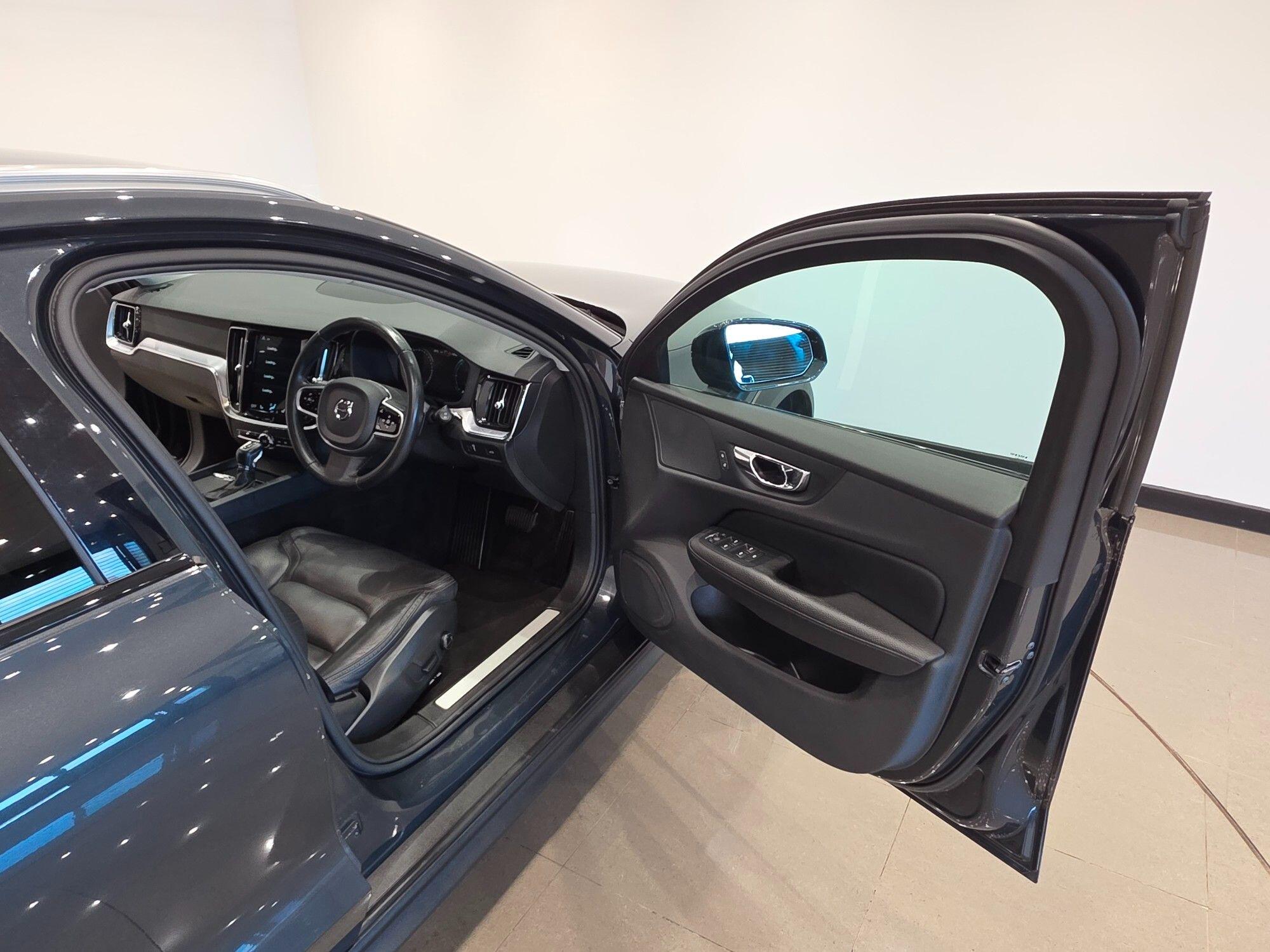 Volvo V60 Cross Country view 57