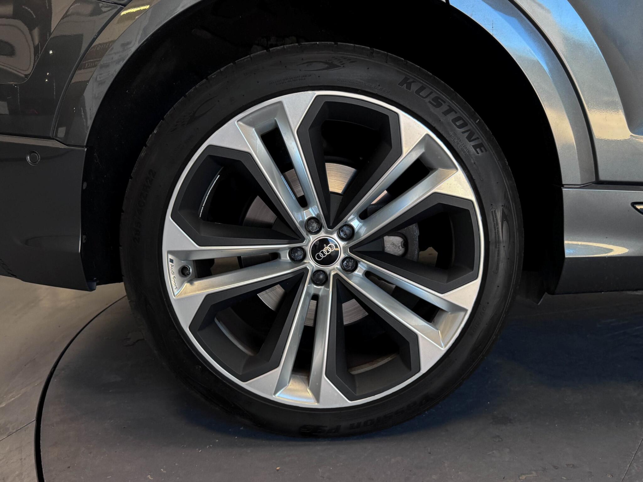 Audi Q8 view 55