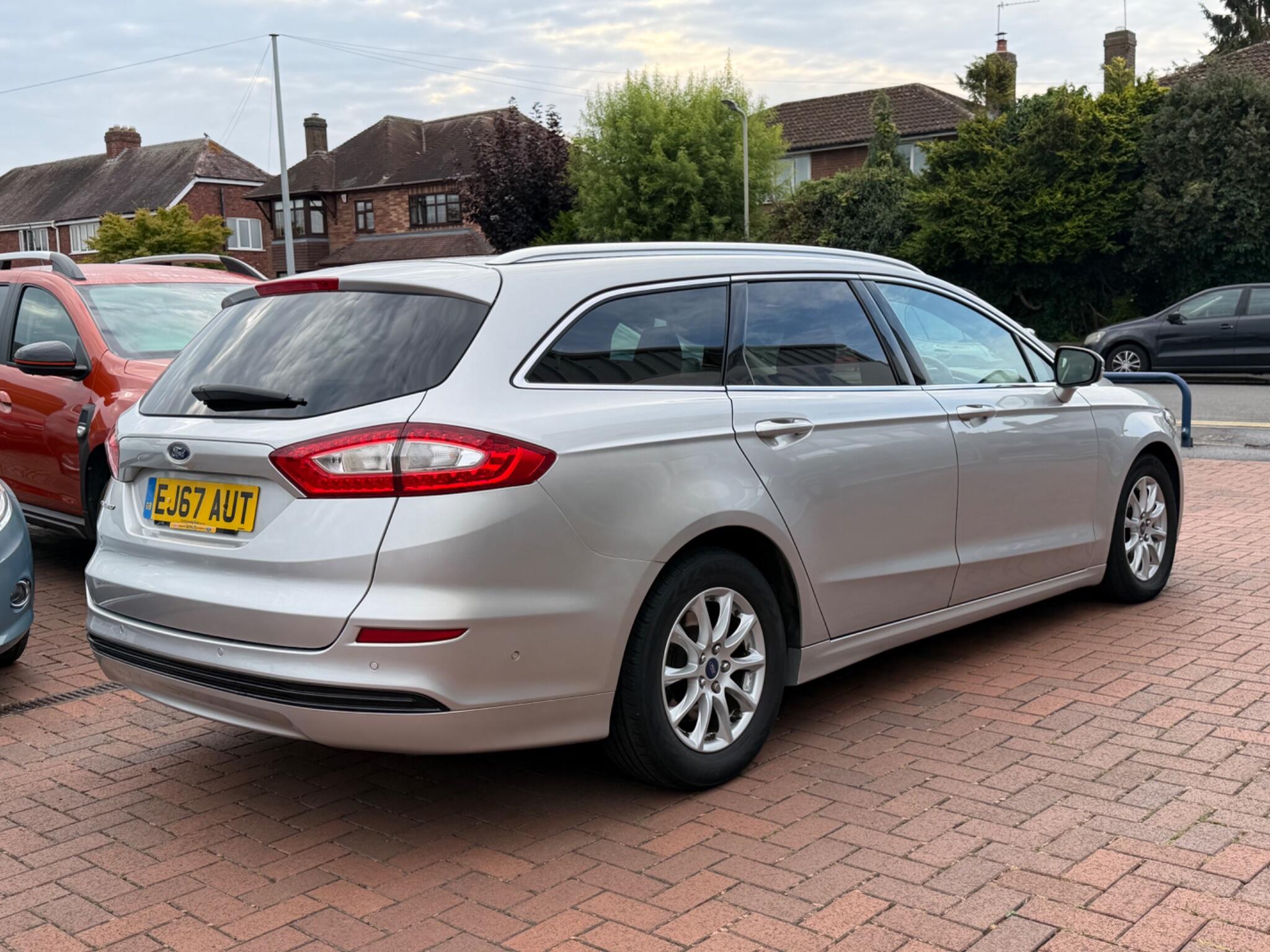 Ford Mondeo view 21