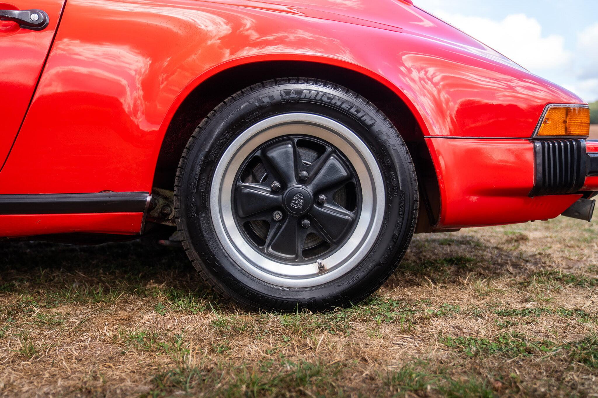 Porsche 911 view 31