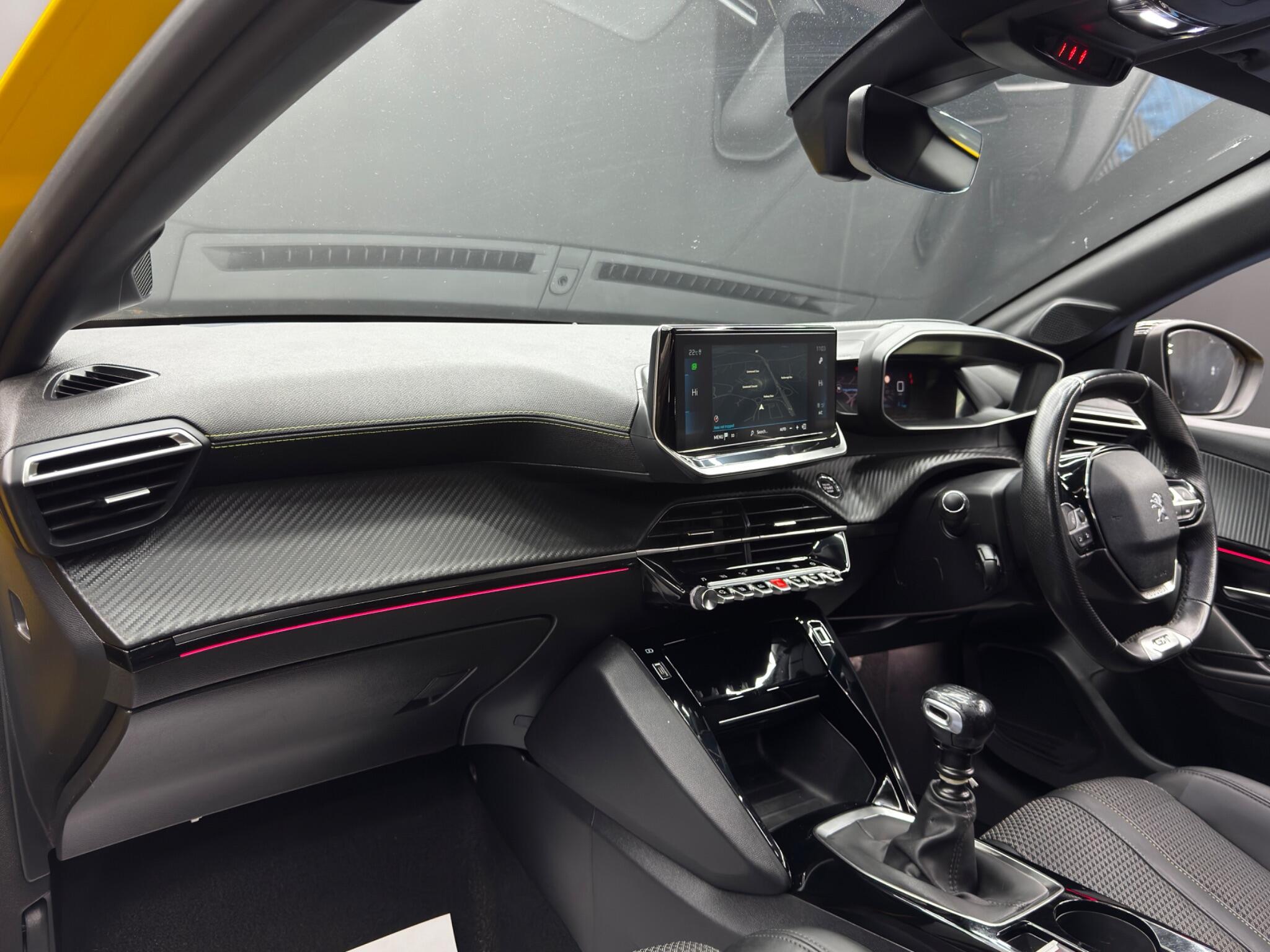 Peugeot 208 view 11