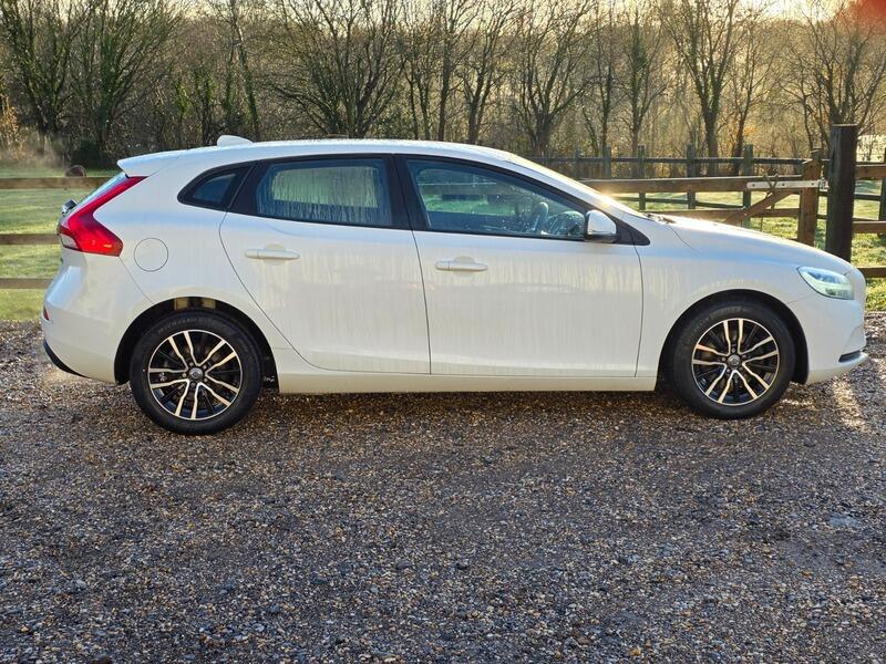 2019 Volvo V40 2.0 T2 R-Design Edition Euro 6 (s/s) 5dr • 129,000 miles image 4