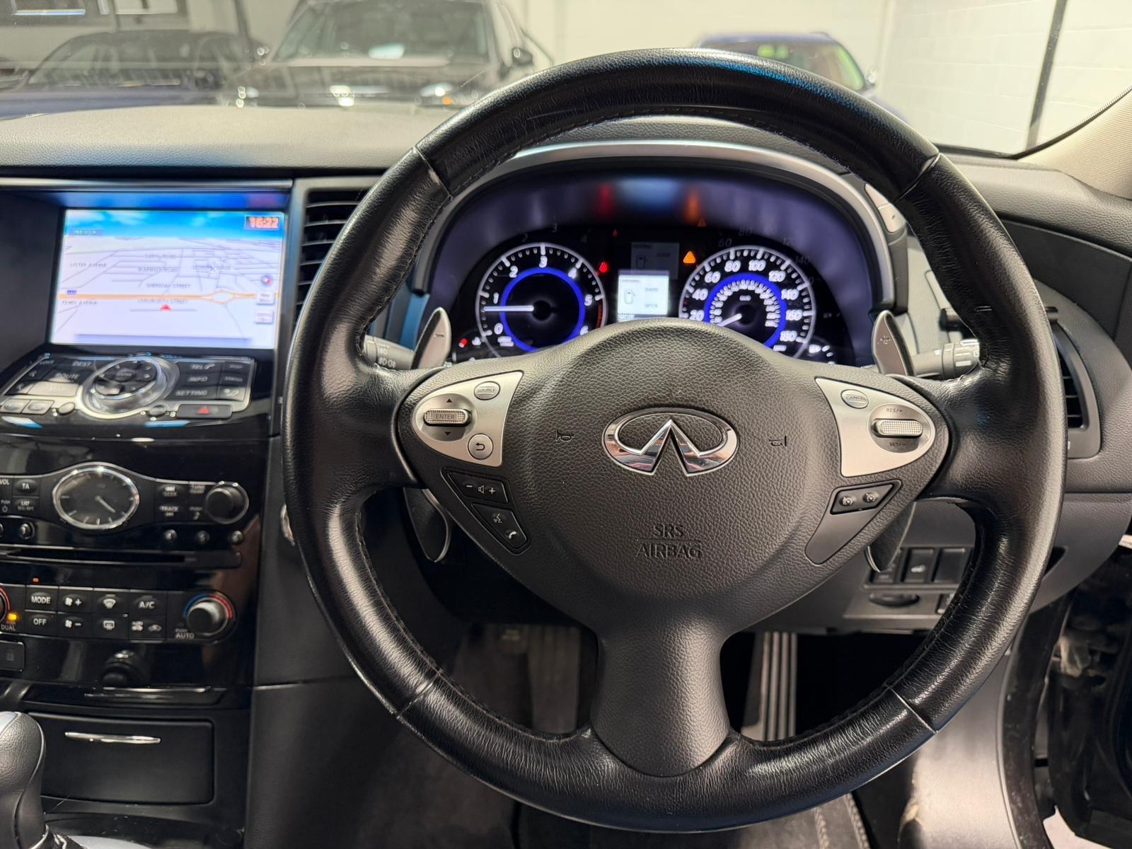 Infiniti QX70 view 33