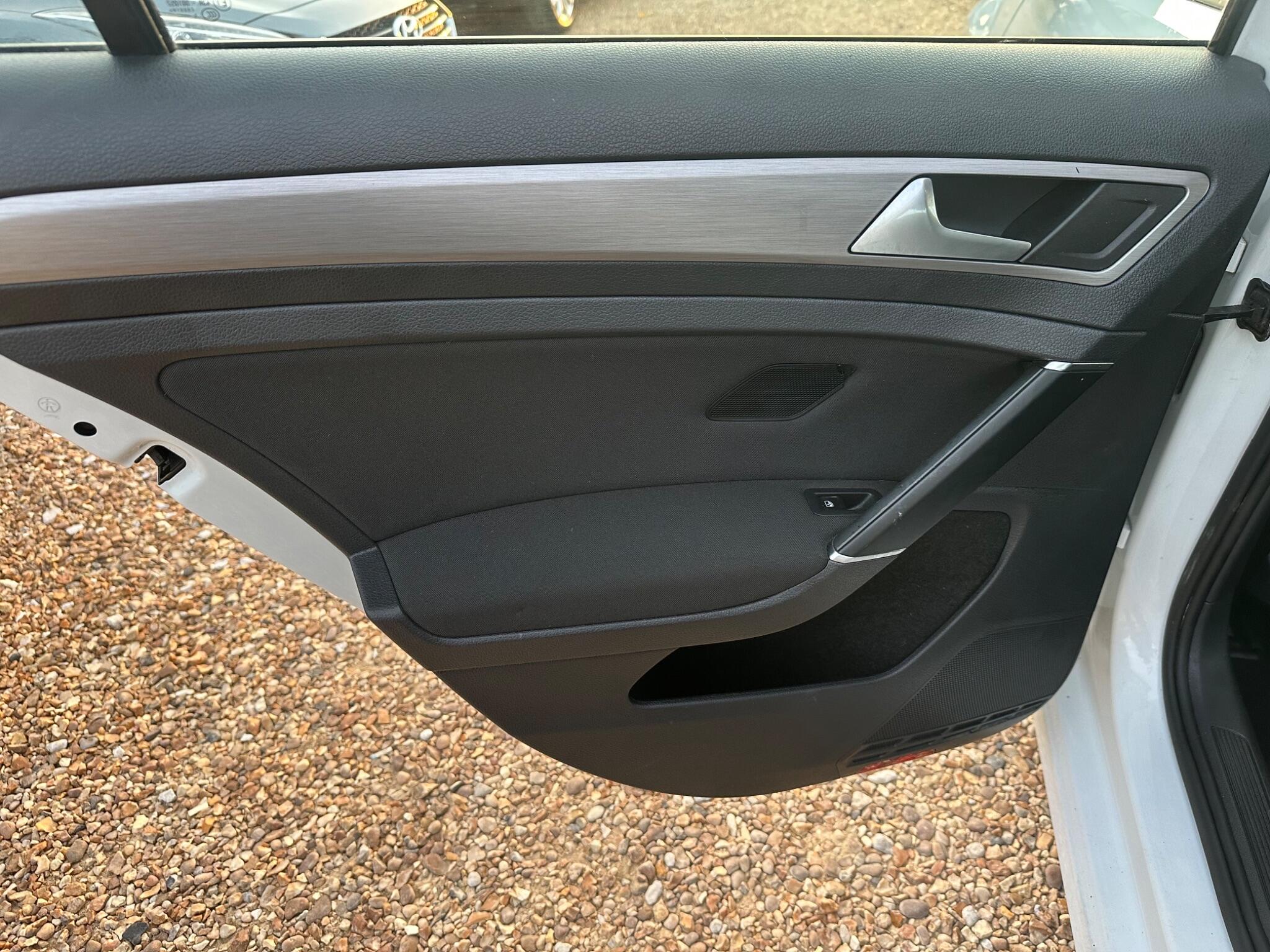 Volkswagen Golf view 34