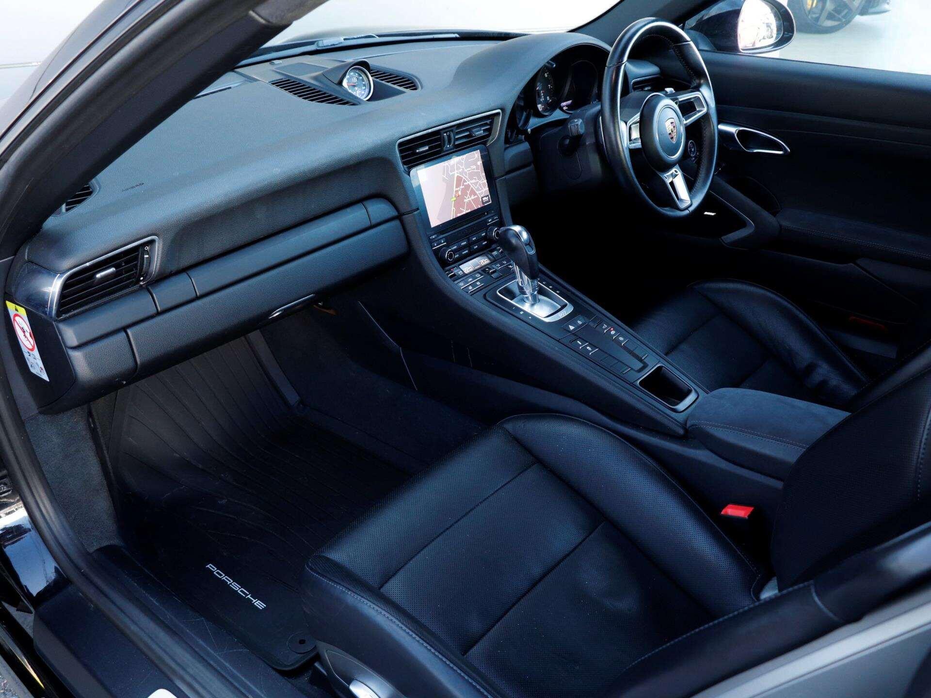 Porsche 911 view 9