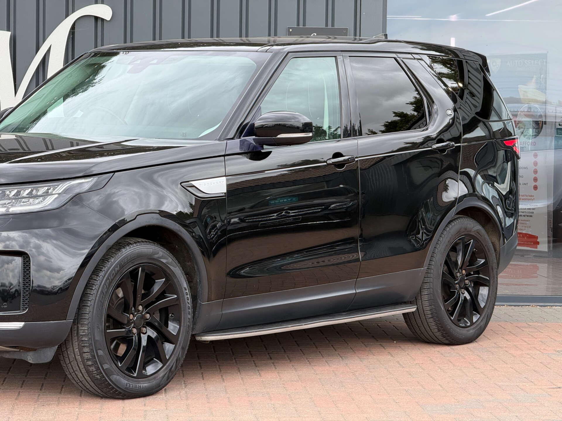 Land Rover Discovery view 3