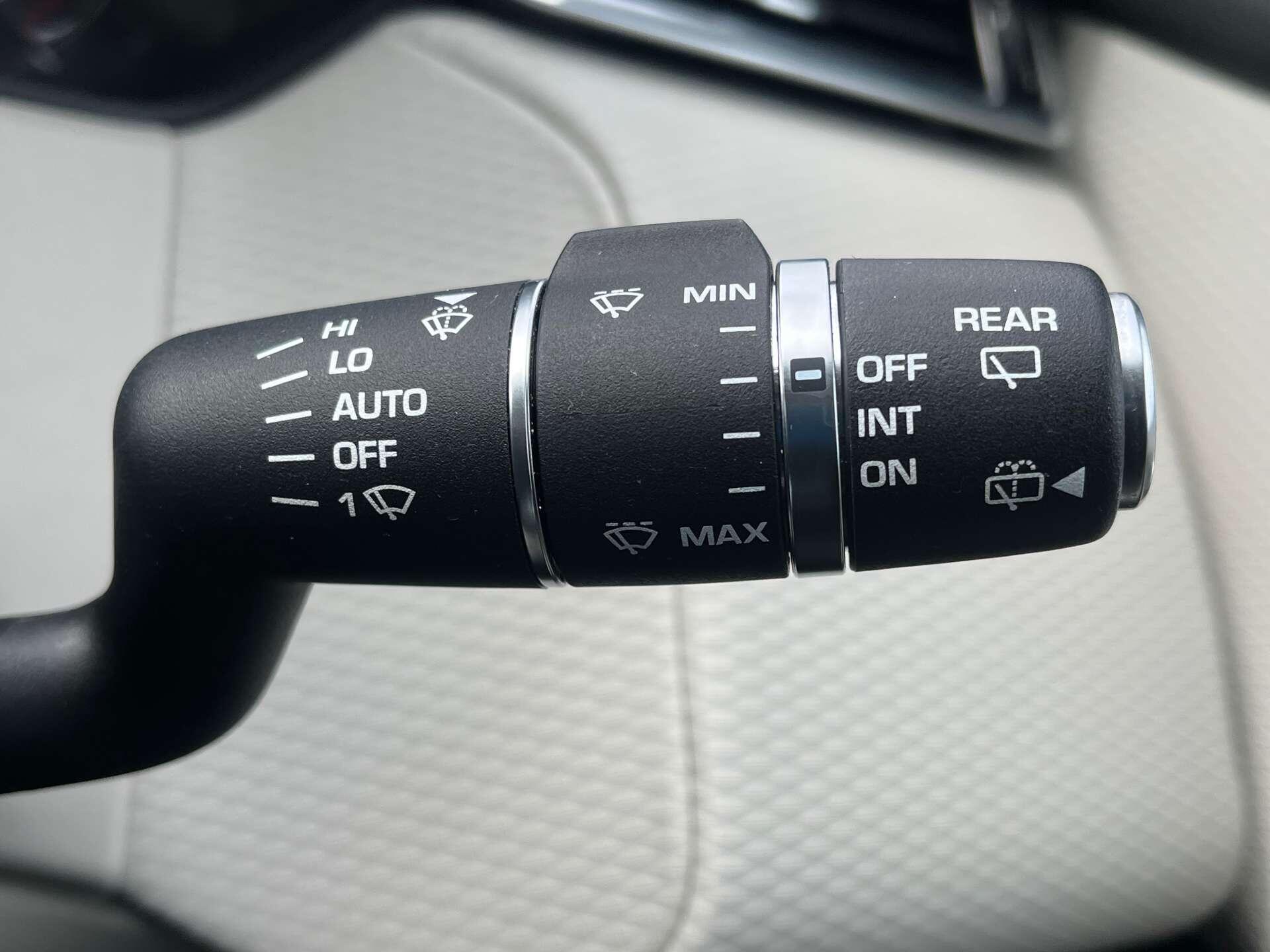 Land Rover Range Rover Velar view 28