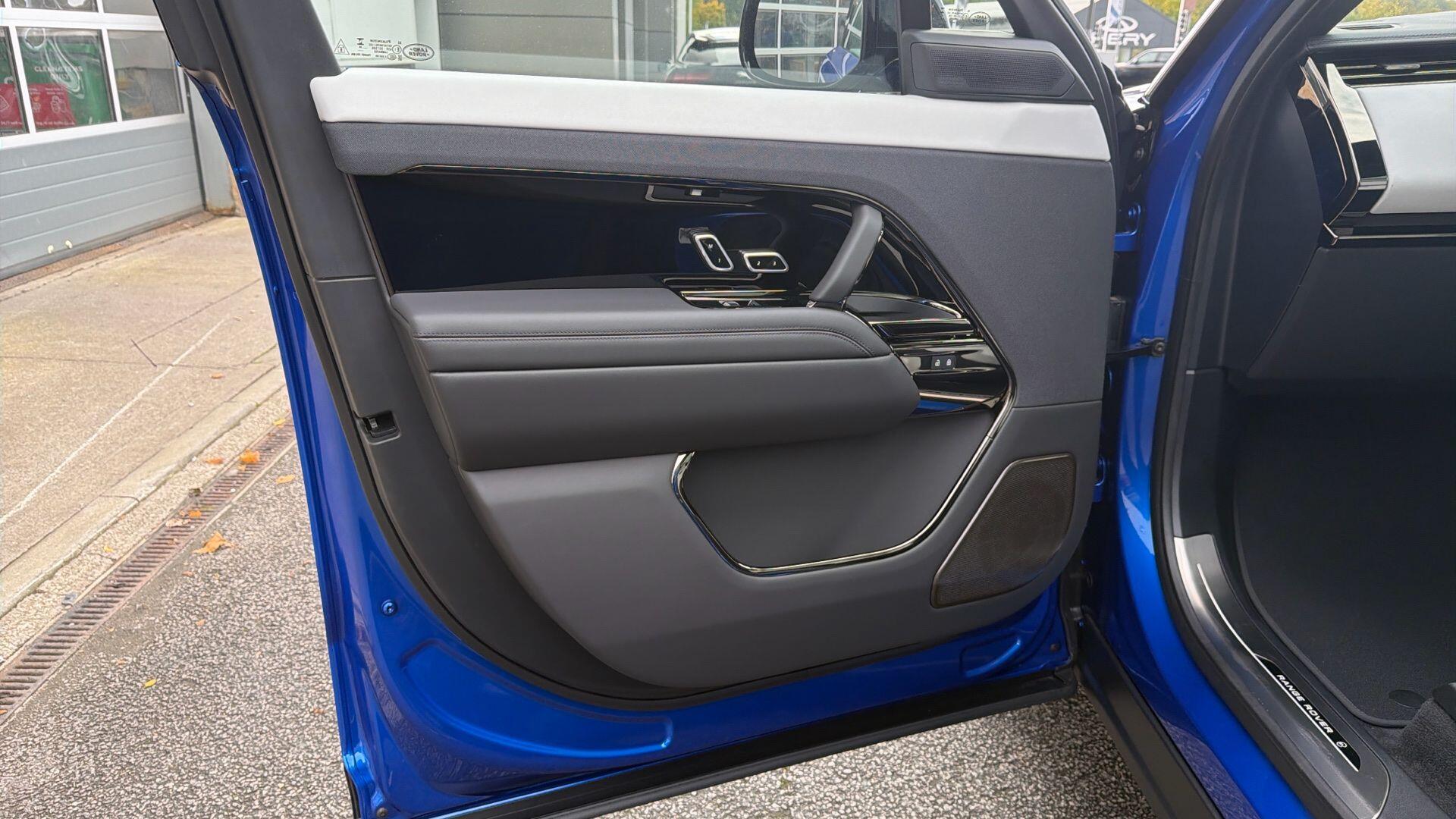 Land Rover Range Rover Sport view 13