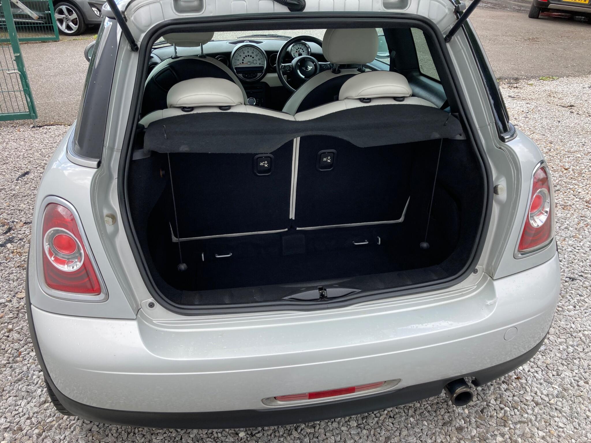 2011 MINI Hatch image 18