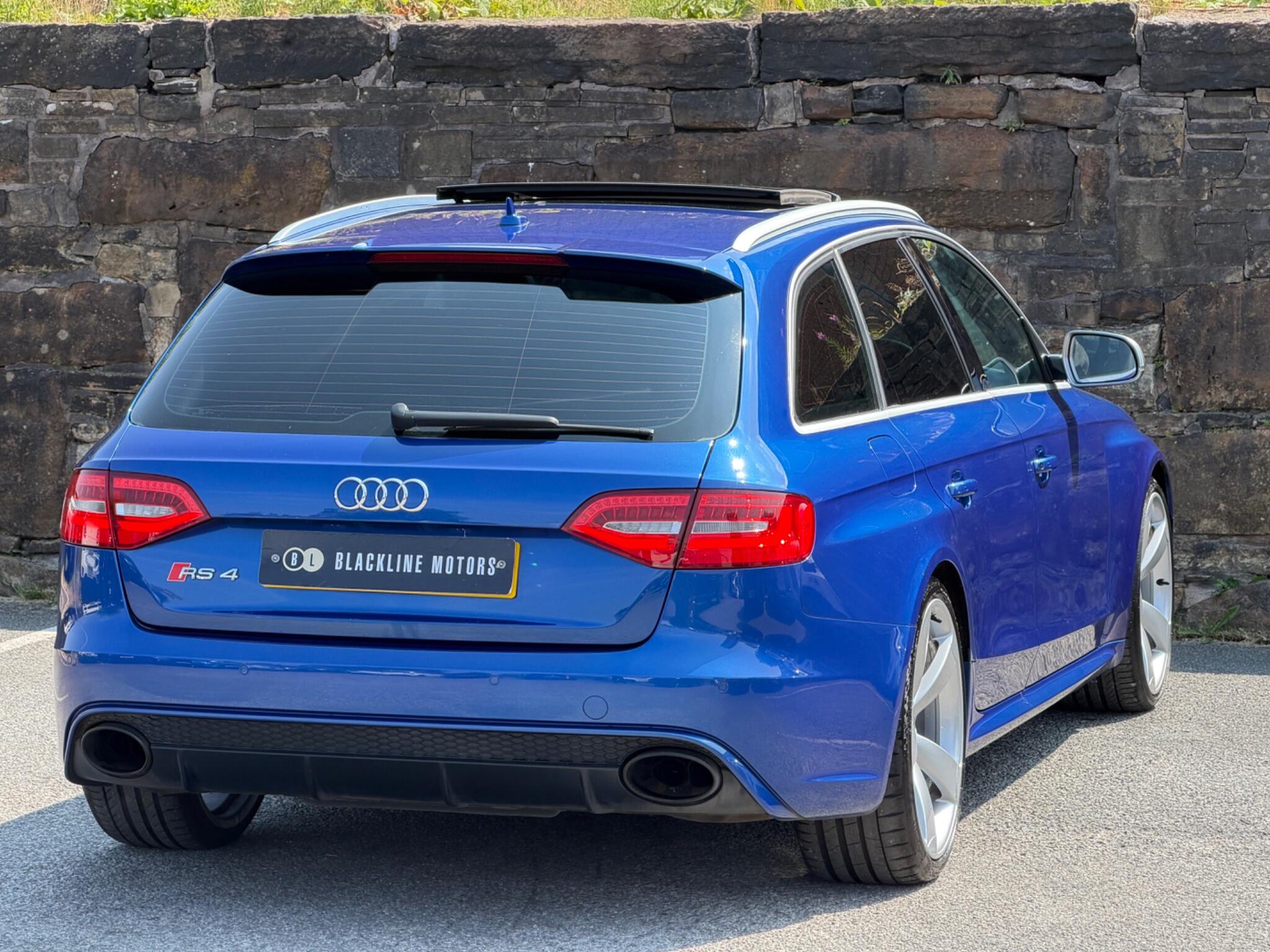 Audi RS4 view 7