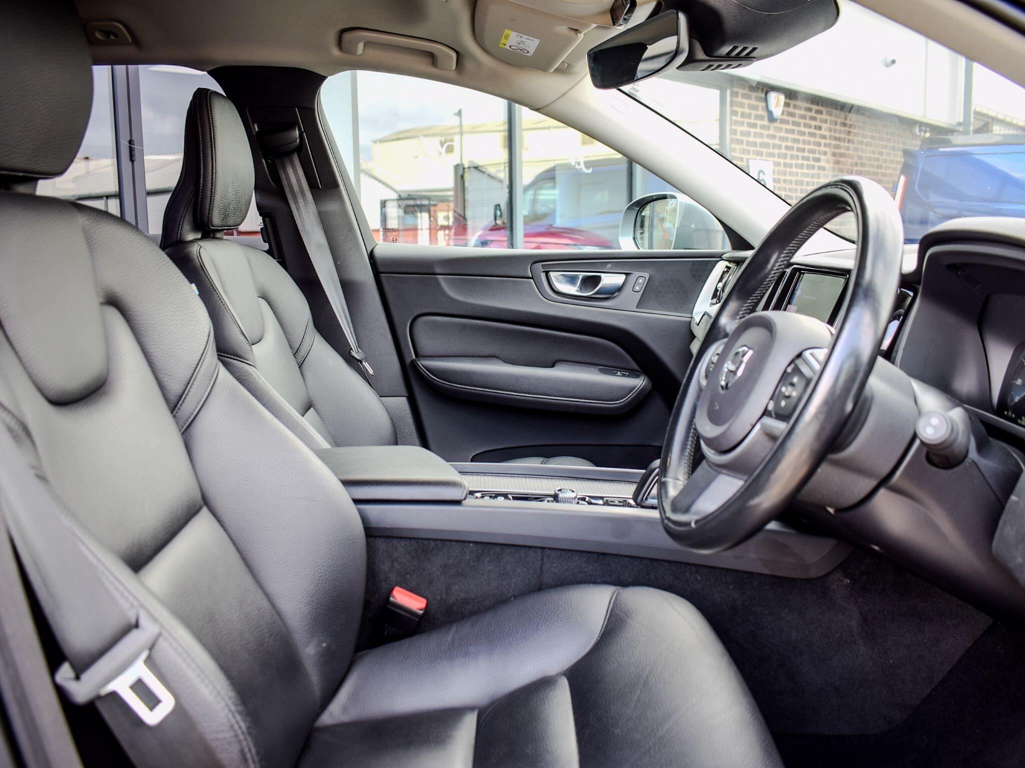 Volvo XC60 view 9