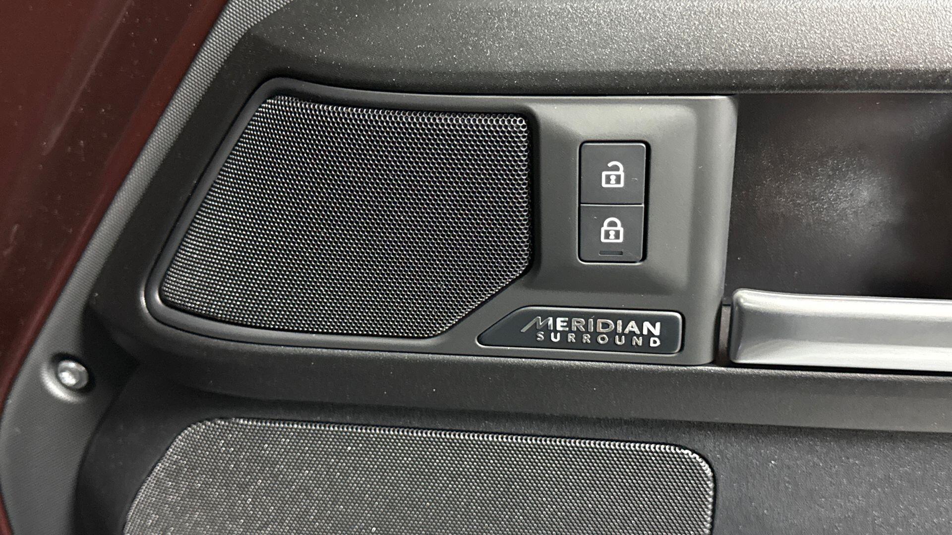 Land Rover Defender view 24
