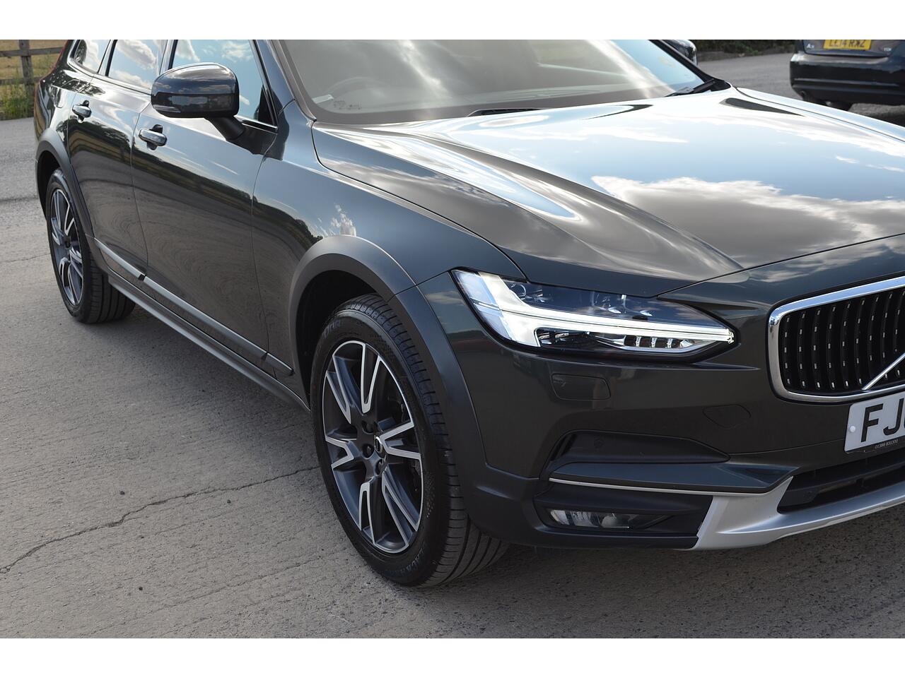 Volvo V90 Cross Country view 40