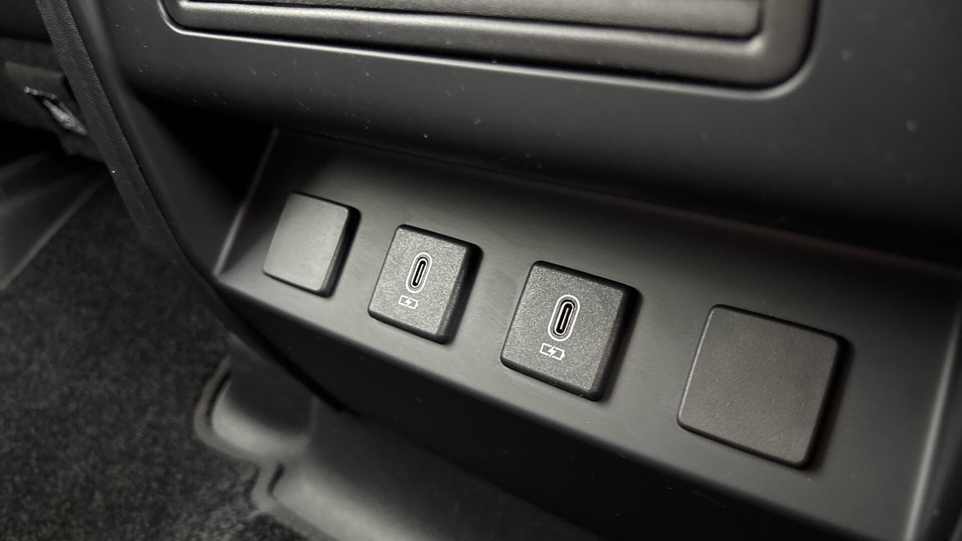 Land Rover Defender view 41