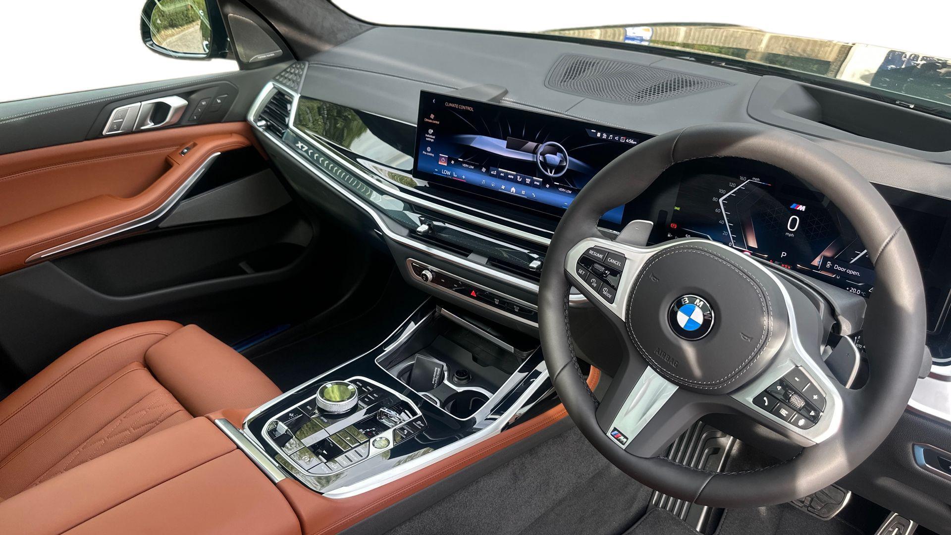 BMW X7 view 4