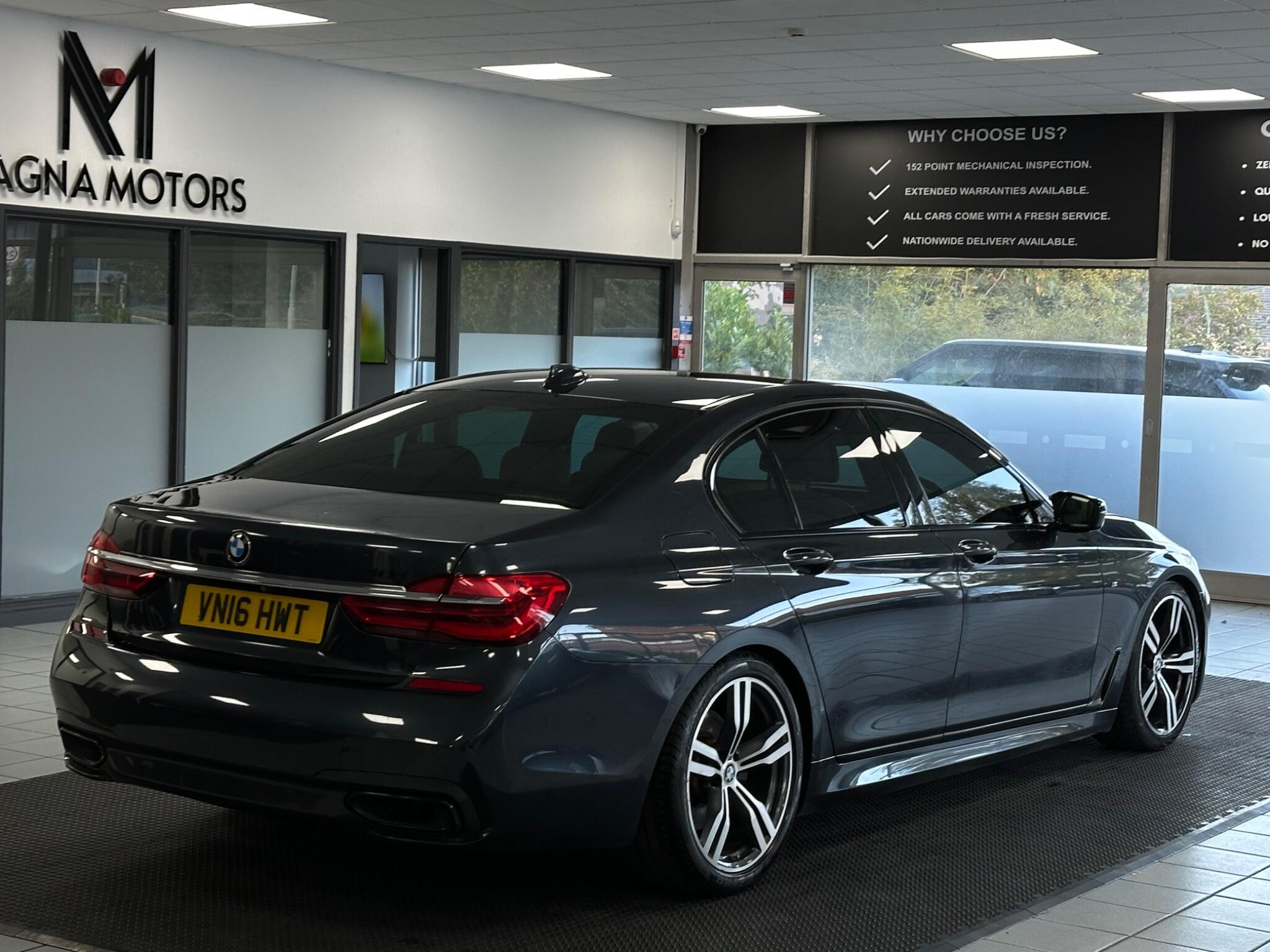 BMW 7 Series view 12