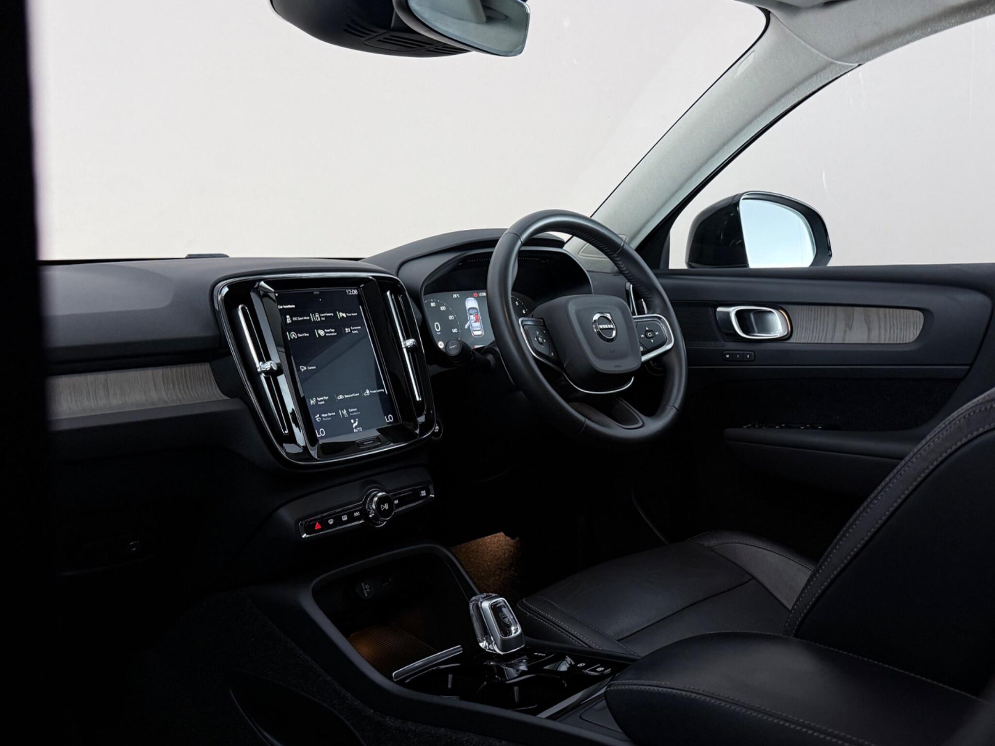 Volvo XC40 view 4