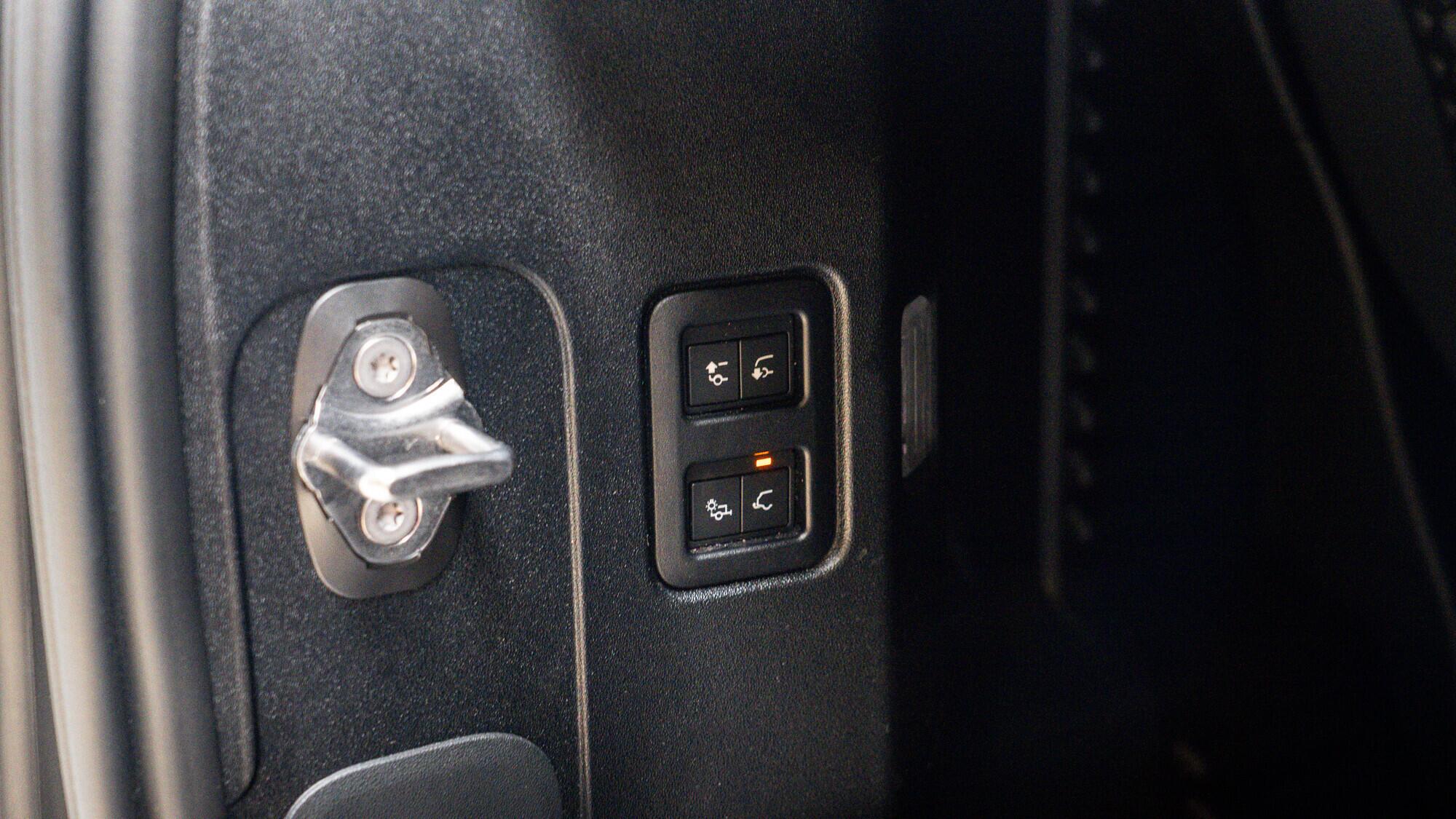 Land Rover Defender view 57