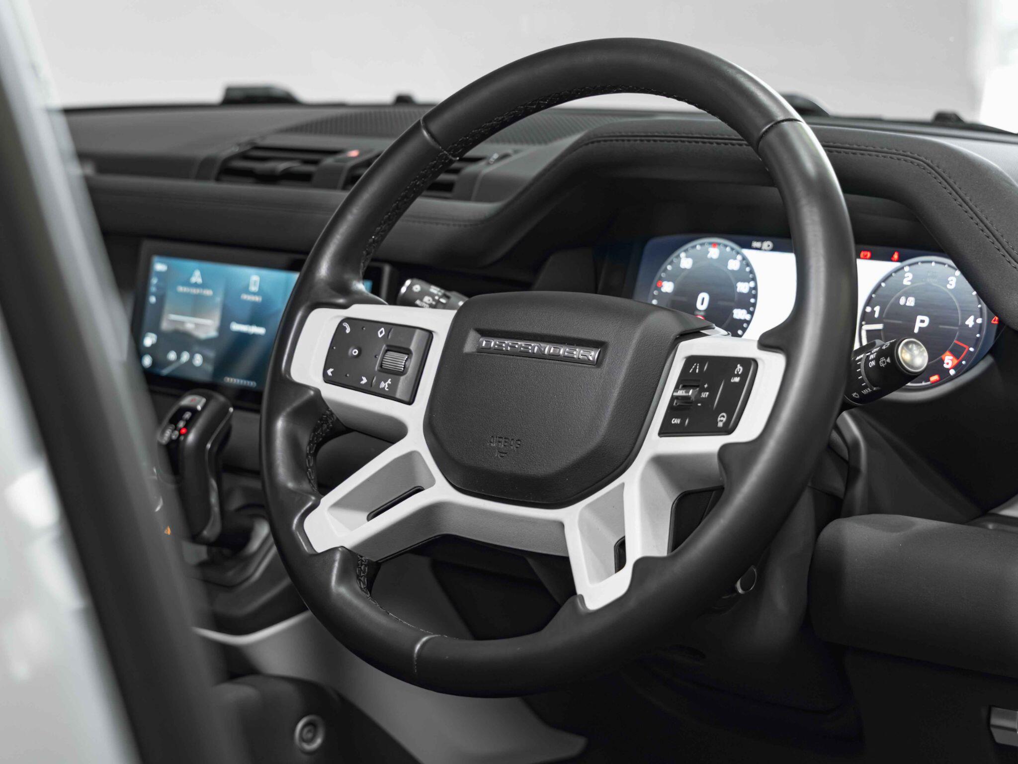 Land Rover Defender 110 view 17