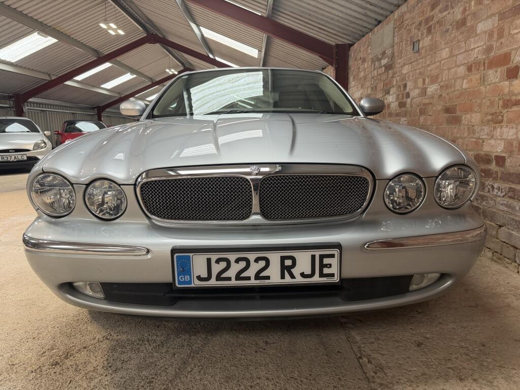Jaguar XJ view 3