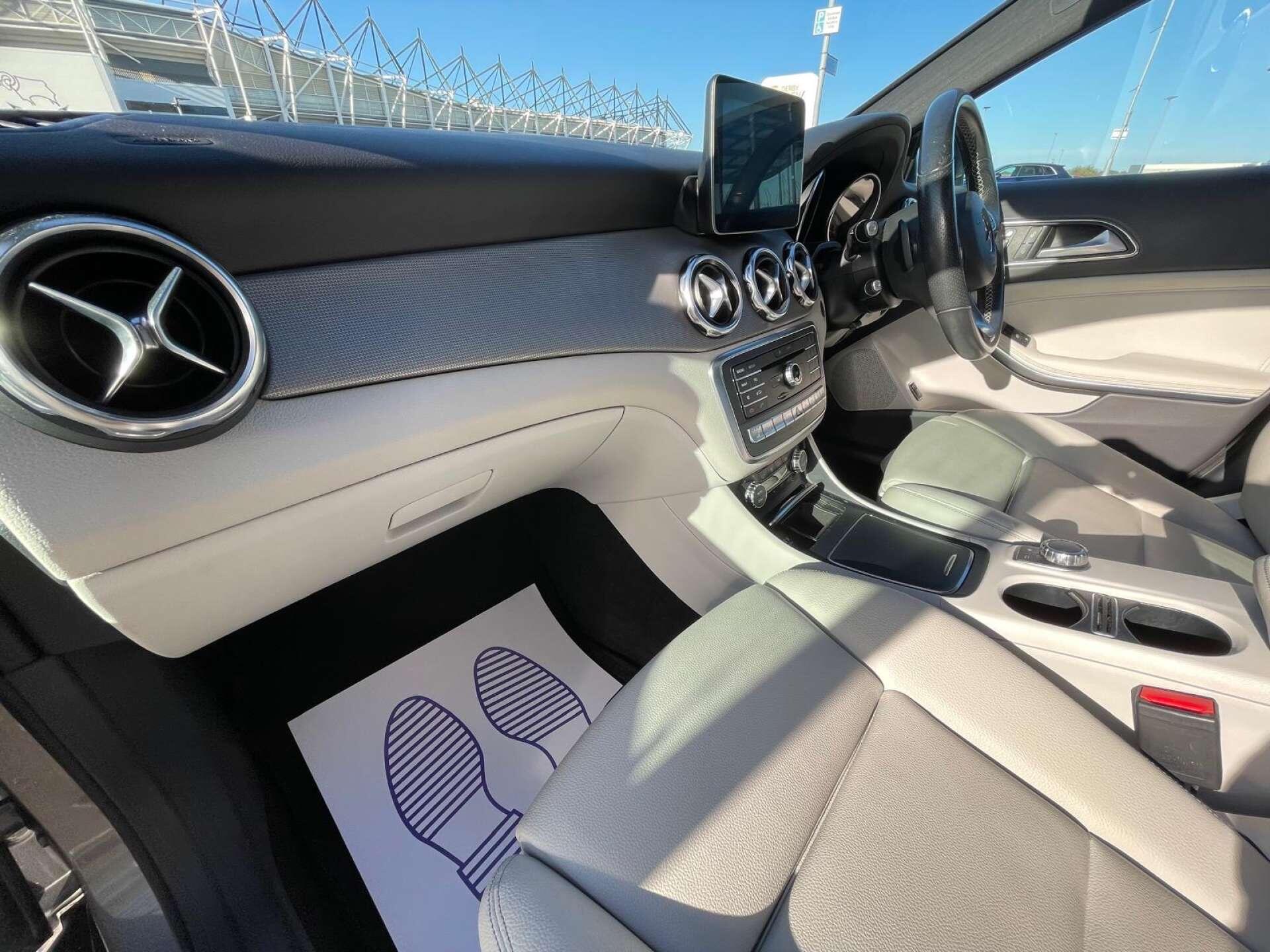 Mercedes-Benz Gla view 33