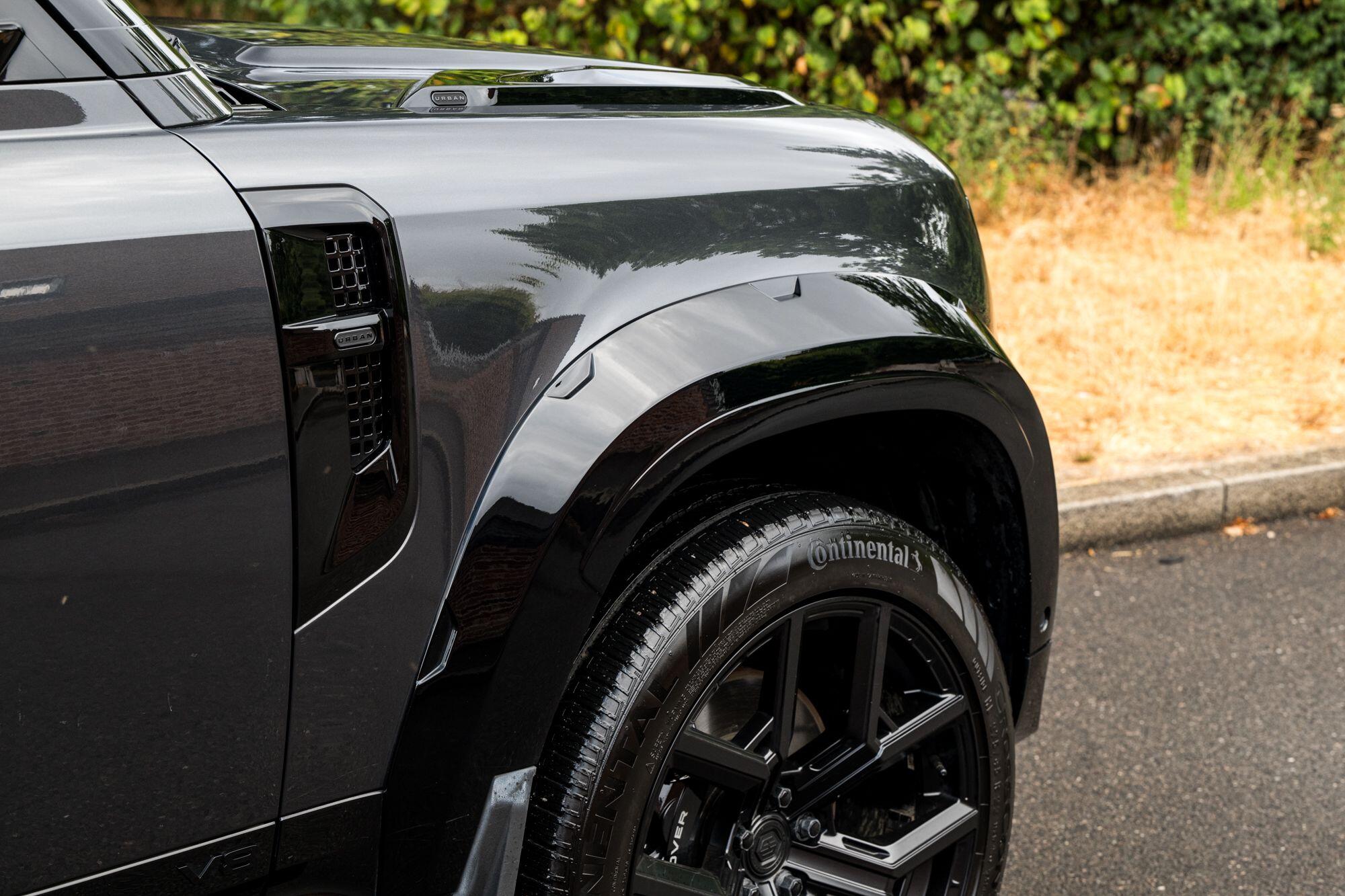 Land Rover Defender 90 view 27