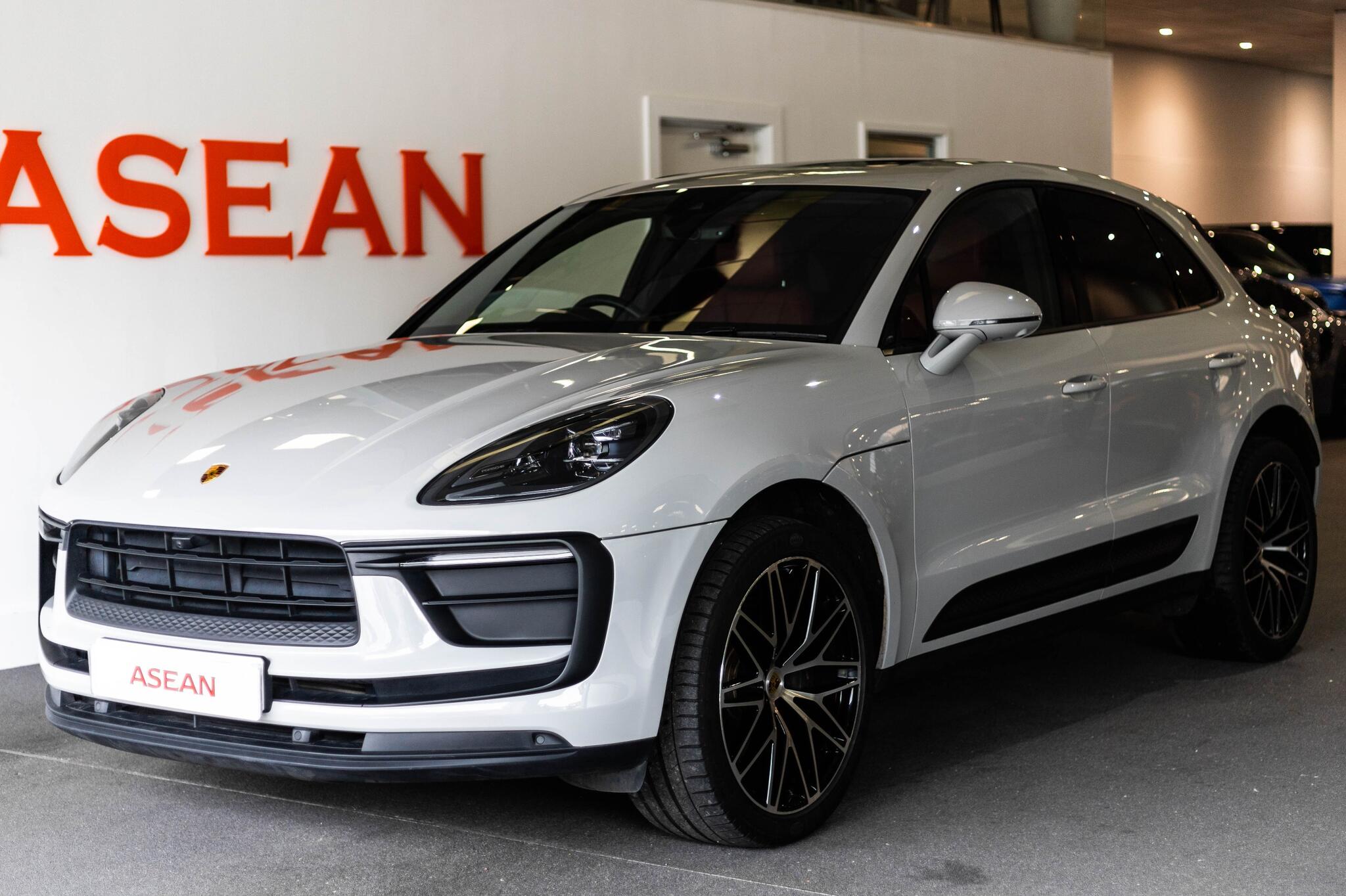 Porsche Macan view 5