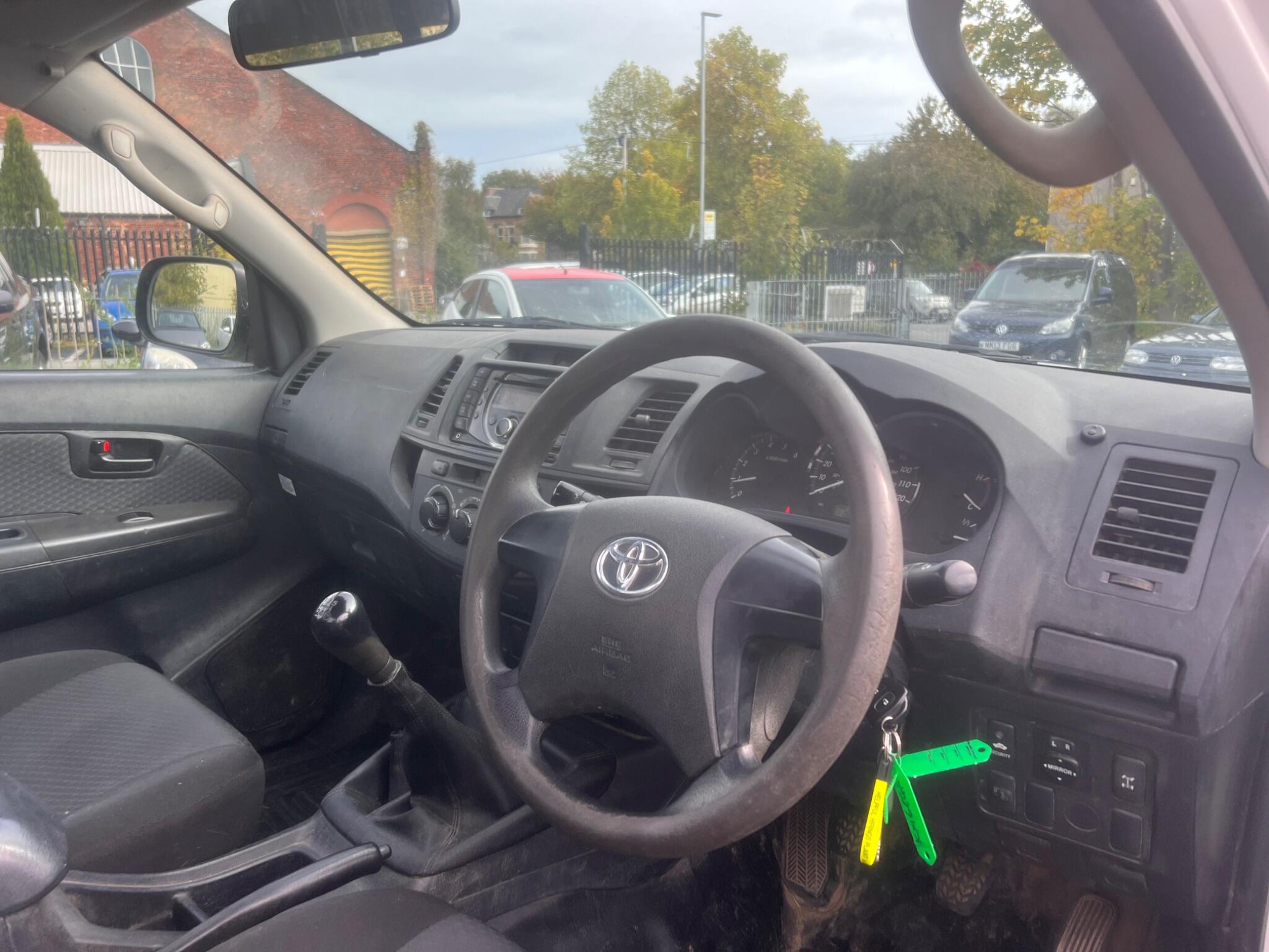 2016 Toyota Hilux 2.5 D-4D Active 4WD Euro 5 2dr • 115,029 miles image 12
