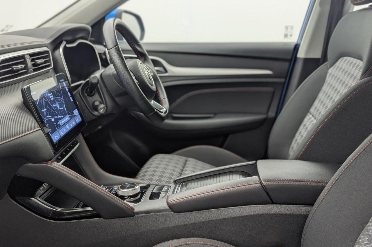 MG ZS view 25