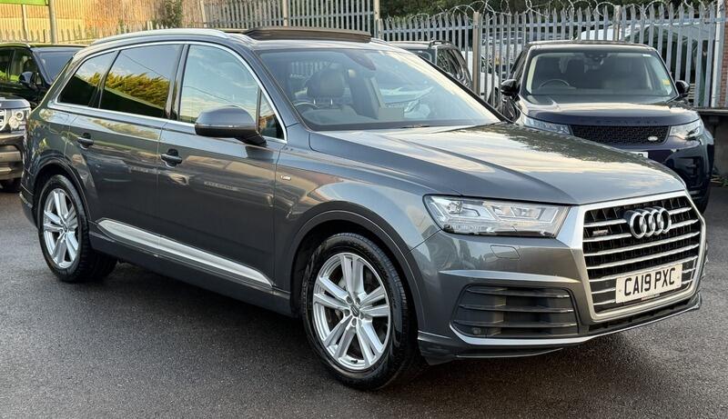 Audi Q7 view 9