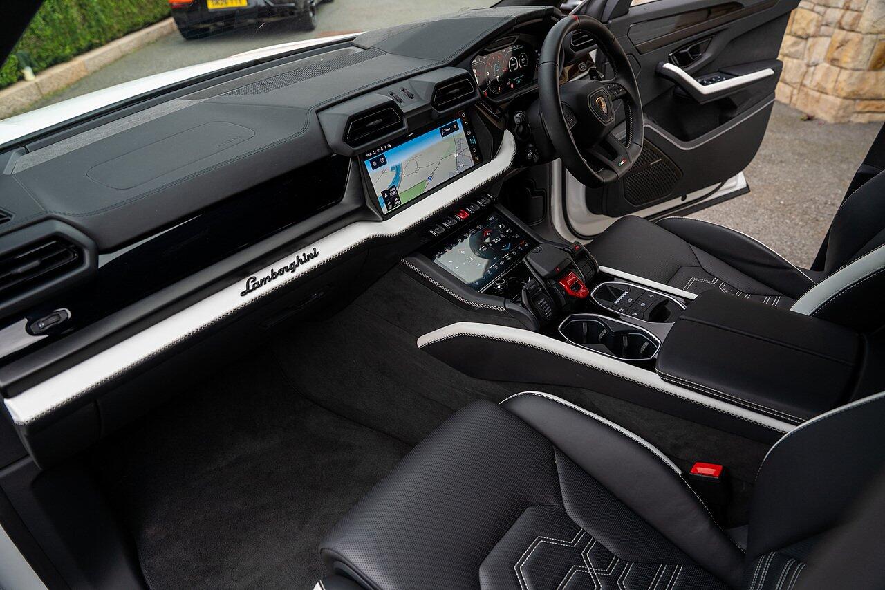 Lamborghini Urus view 74
