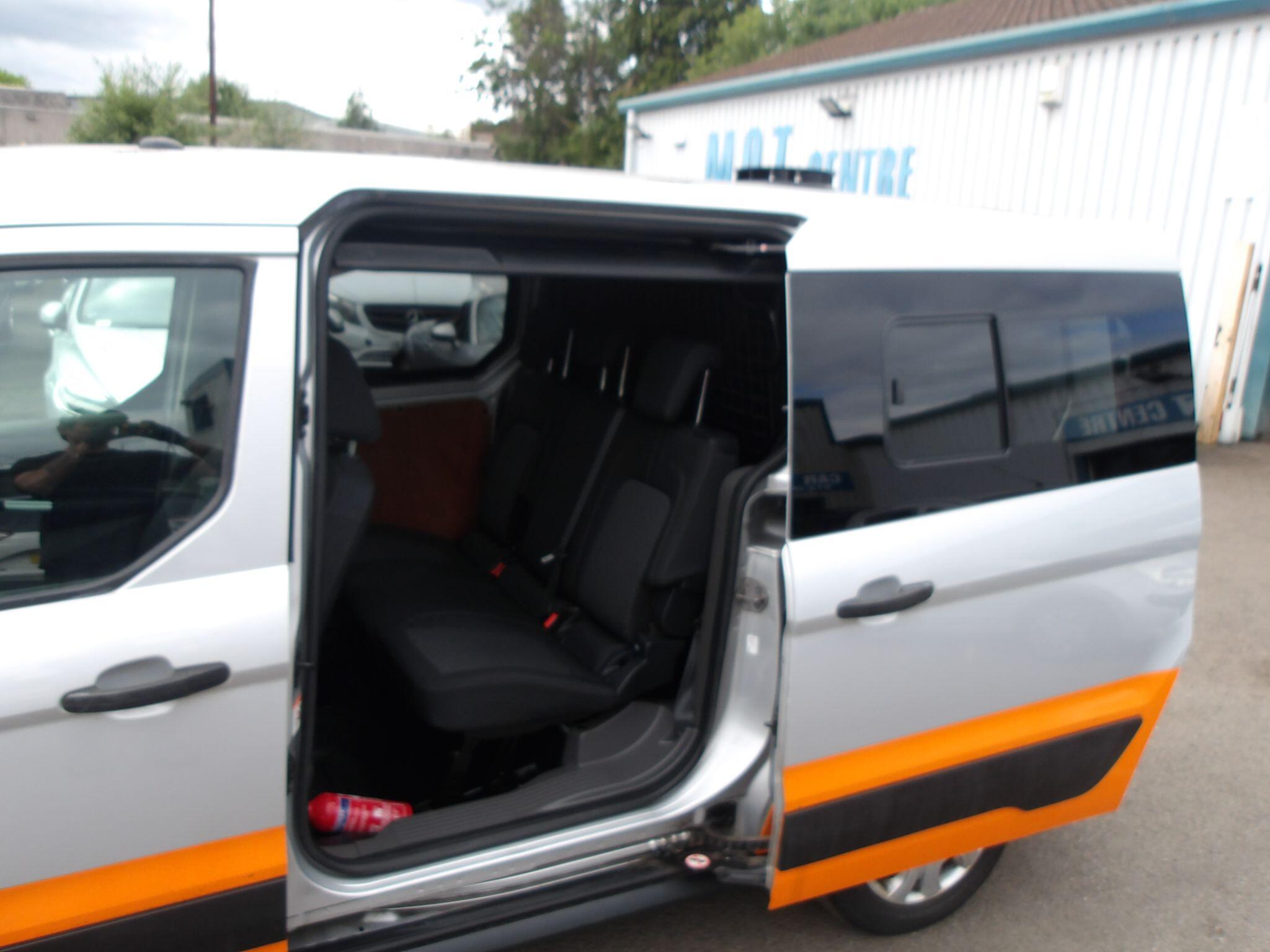 Ford Transit Connect view 14